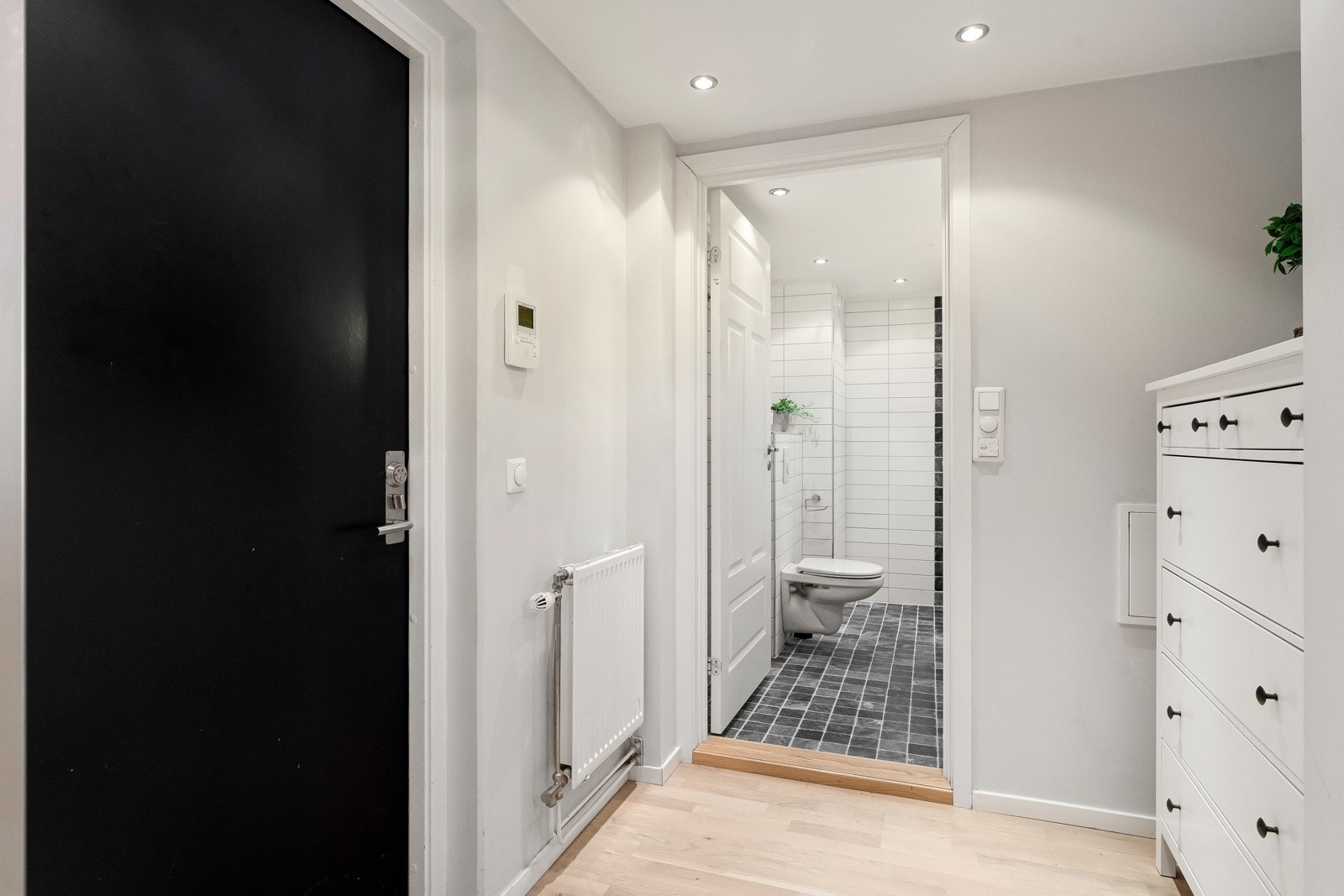 Baderommet har adkomst via entréen. Galleribilde