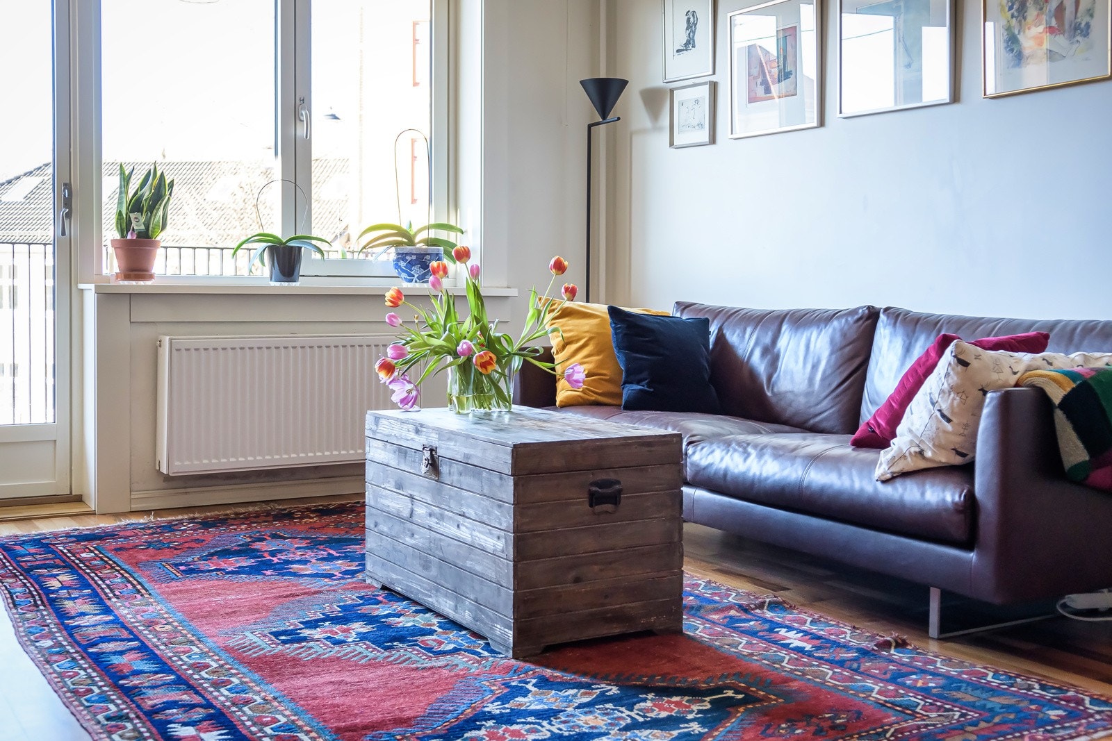 De store vindusflatene (vinduer og balkongdør fra 2018) slipper inn rikelig med naturlig lys, og de dype vinduskarmene er perfekte for planter og dekor. Galleribilde