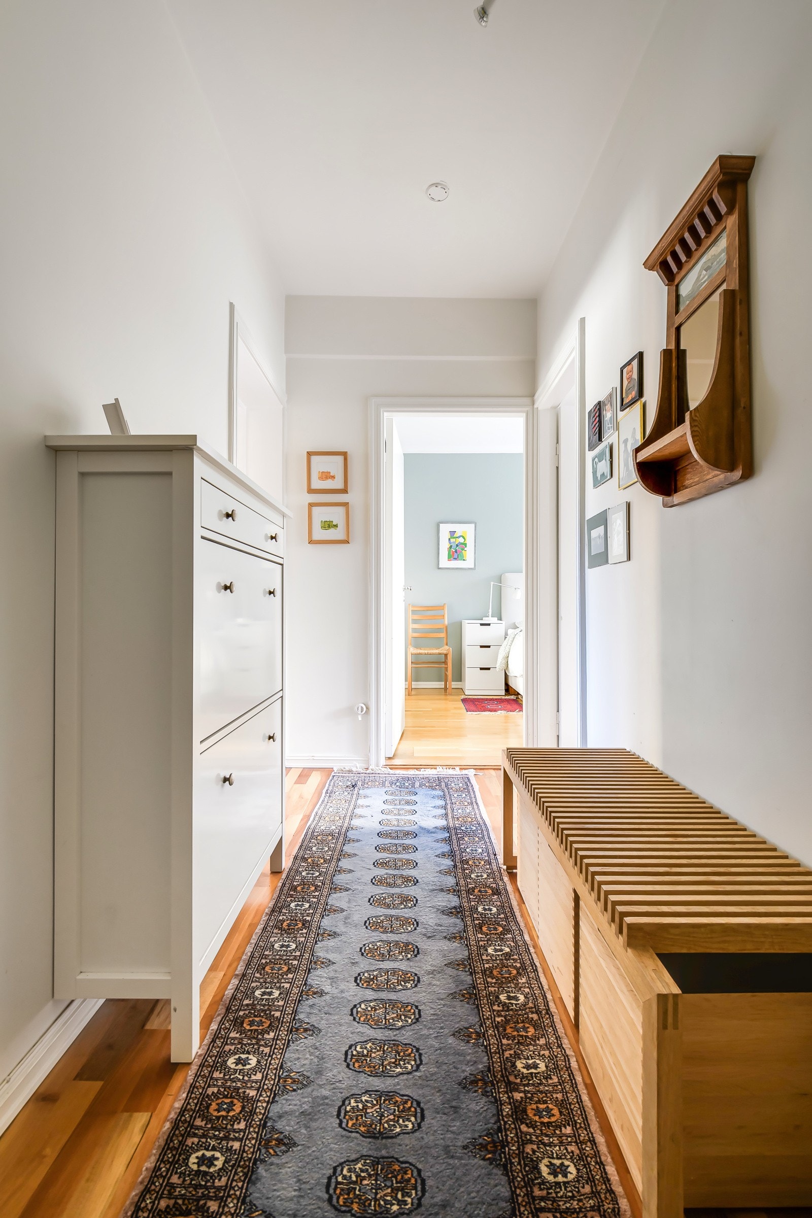 Entréen har god også standard med parkettgulv og glatte overflater. Galleribilde