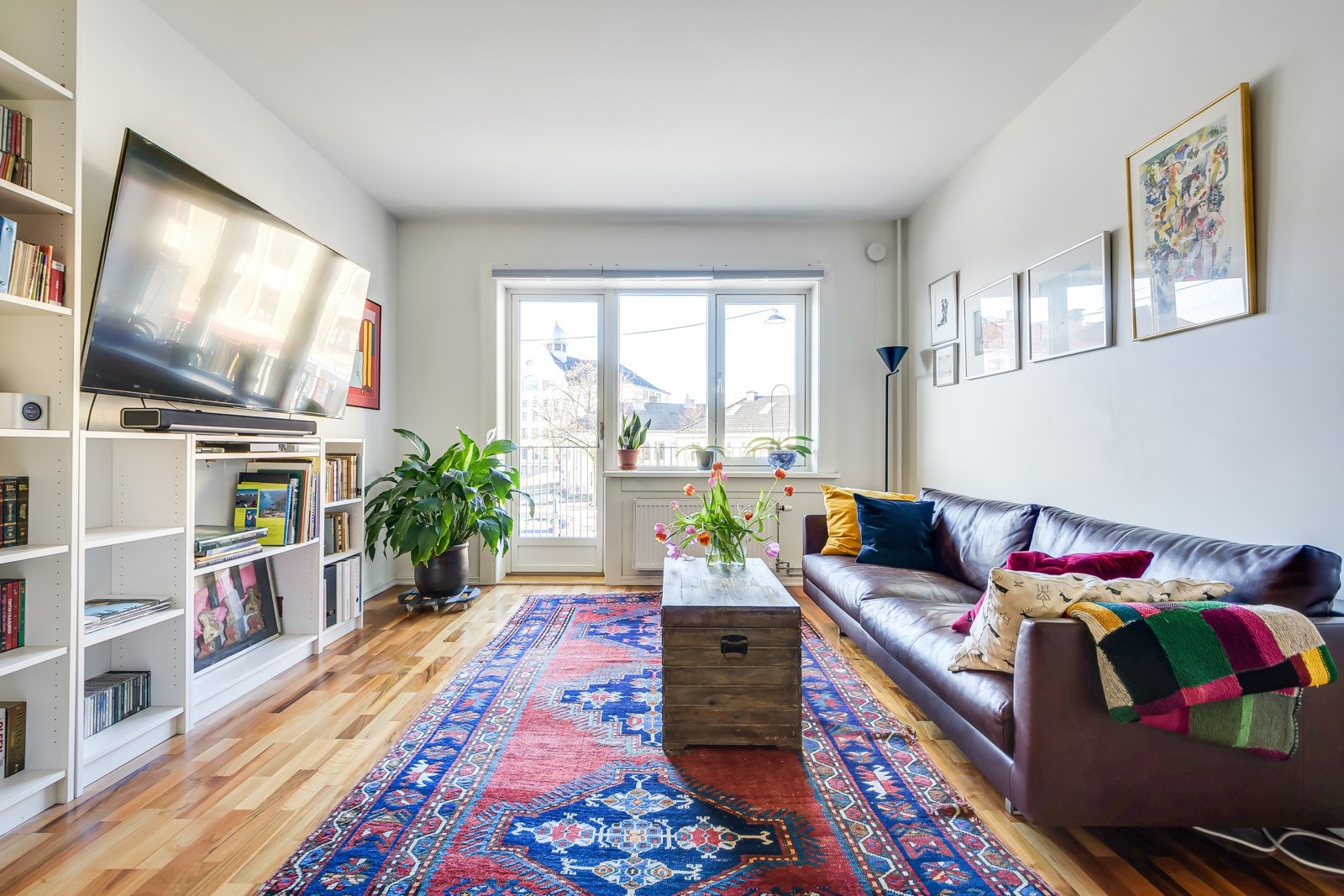 Leiligheten holdes god og lun på vinterstid med bergvarme/fjernvarme til radiatorer (oppvarming, varmtvann og internett er inkludert i felleskostnadene). Galleribilde