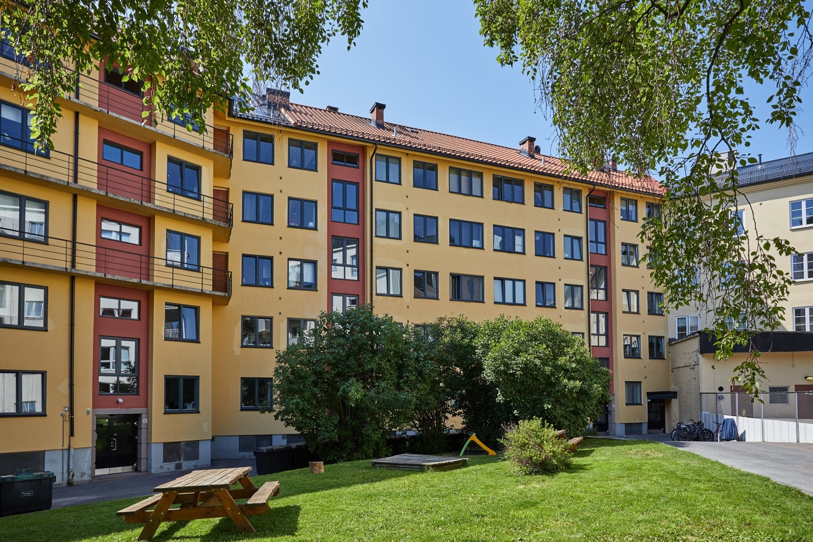 Borettslaget har en hyggelig og lukket bakgård med beplantning, grøntareal og flere felles sittegrupper med grillmuligheter. Asfalterte gangveier. Galleribilde