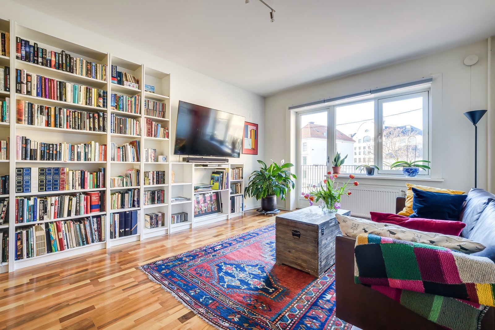 Stuen er romslig med god plass til både sofagruppe med salongbord, mediemøblement og et spisebord. Galleribilde