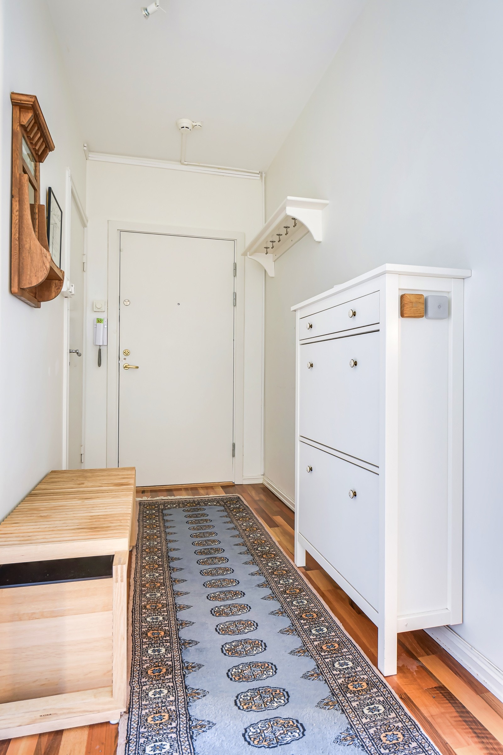 Plass til sko i medfølgende skoskap, samt plass til oppheng av yttertøy. Montert porttelefon. Seriekoblet brannvarsler i himling. Galleribilde