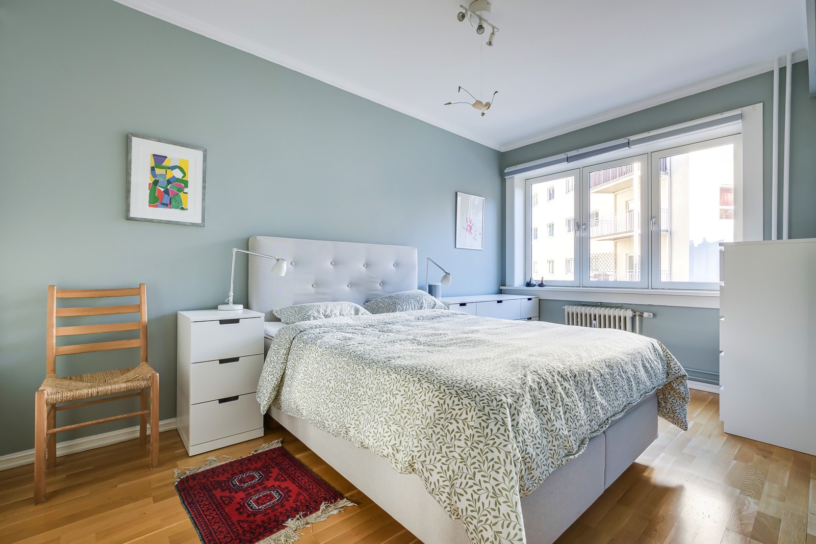 Leiligheten har et lyst og fint soverom. Galleribilde