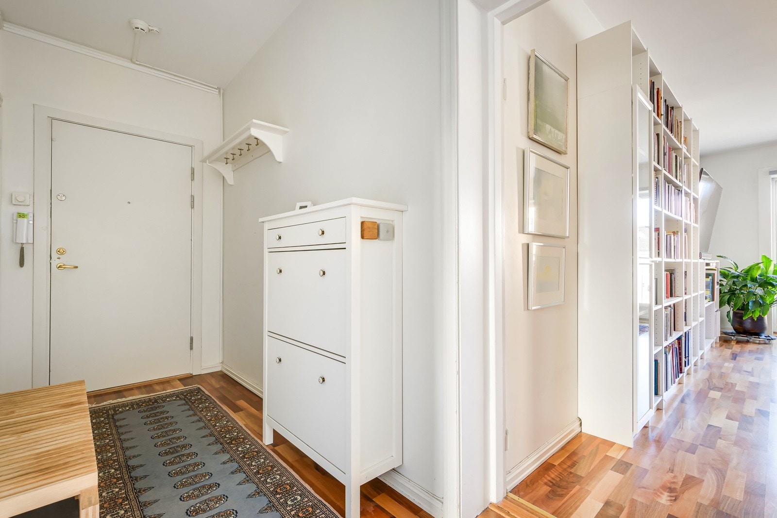 Du ønskes velkommen inn i en lys, innbydende og praktisk entré. Galleribilde