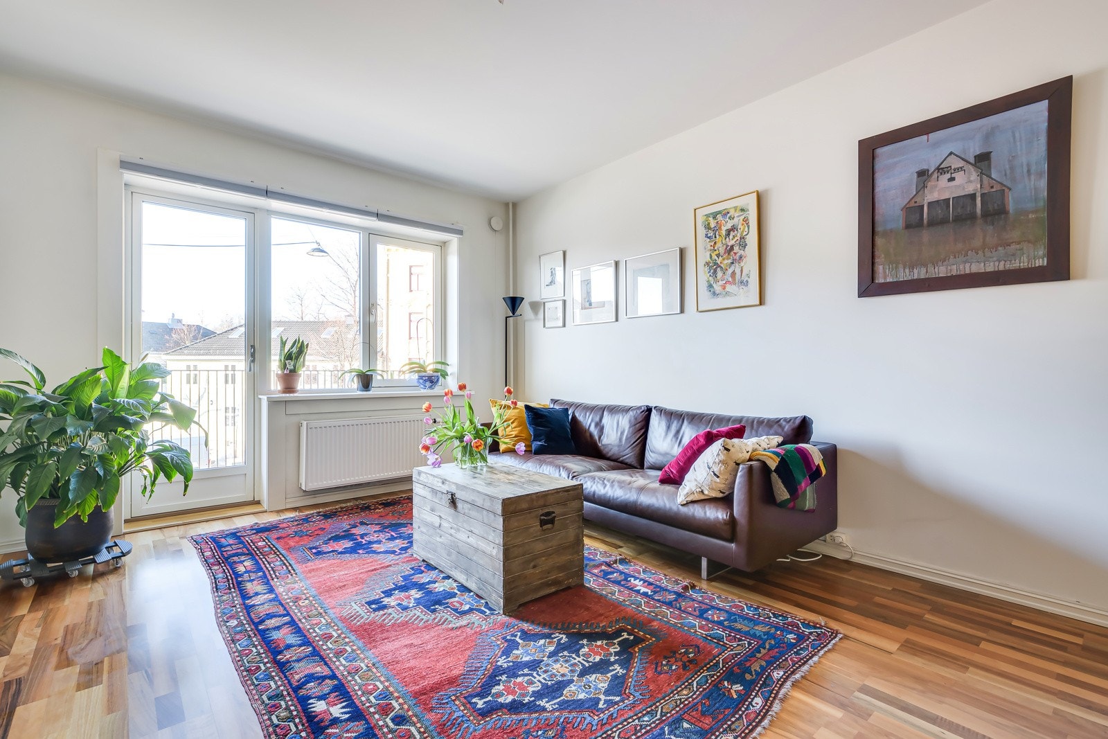 Stuen er det naturlige oppholdsrommet i leiligheten, og er et stort, lyst og fint rom. Galleribilde