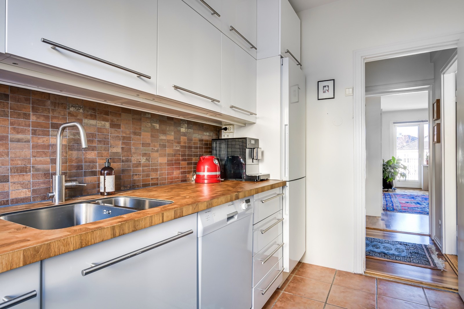 Kjøkkenet er fullt utstyrt med medfølgende hvitevarer som integrert stekeovn og induksjonsplatetopp (nye i 2024), oppvaskmaskin og kjøleskap med frysedel. Galleribilde