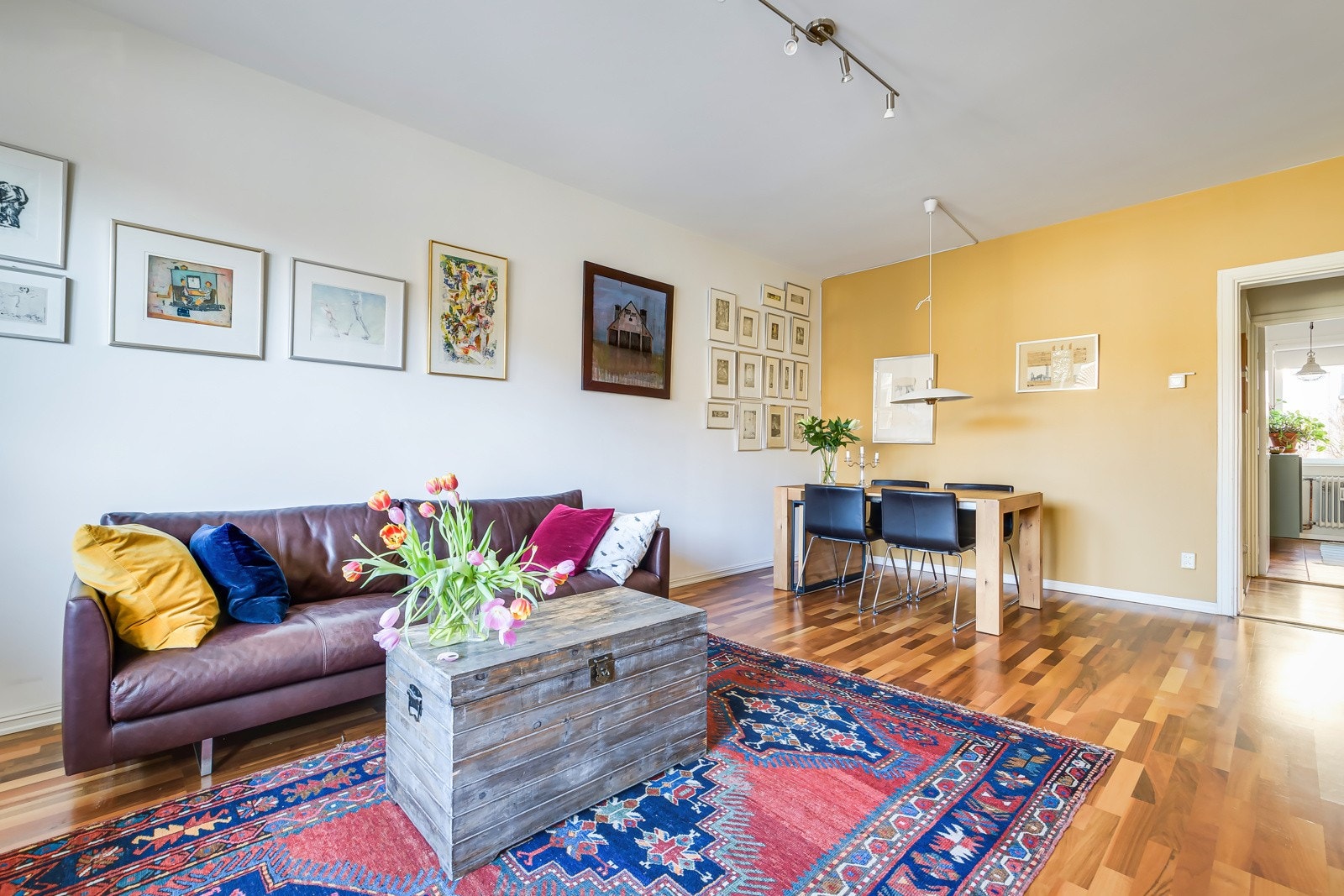 God standard med parkettgulv og glatte overflater malt i lys farge, kul kontrastvegg gir rommet ekstra god atmosfære. Galleribilde