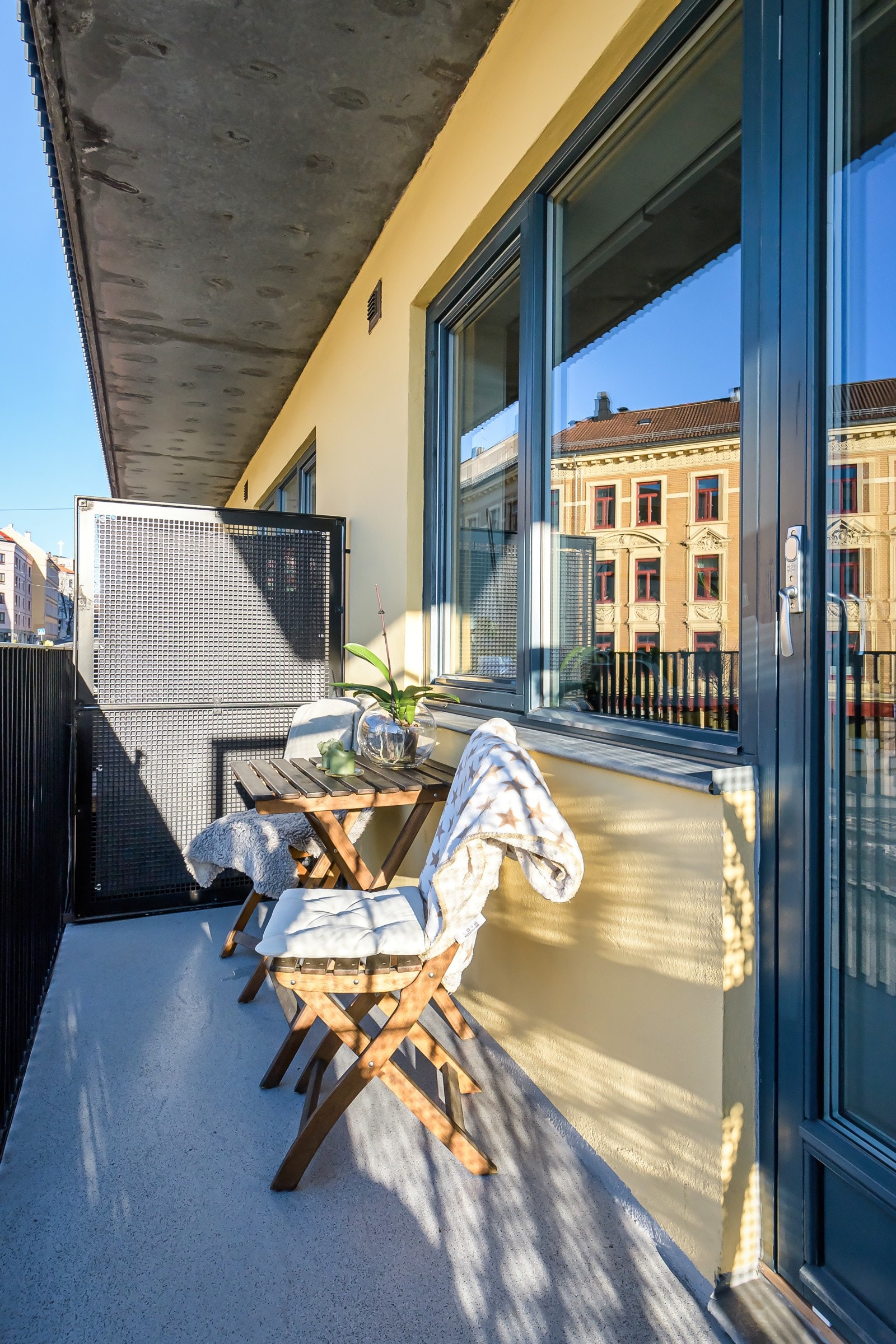 Fra stuen har du utgang til den fine og solrike balkongen. God plass til sittegruppe/benk og bord etter eget ønske og behov. Både elektrisk og gassgrill er tillatt. Galleribilde