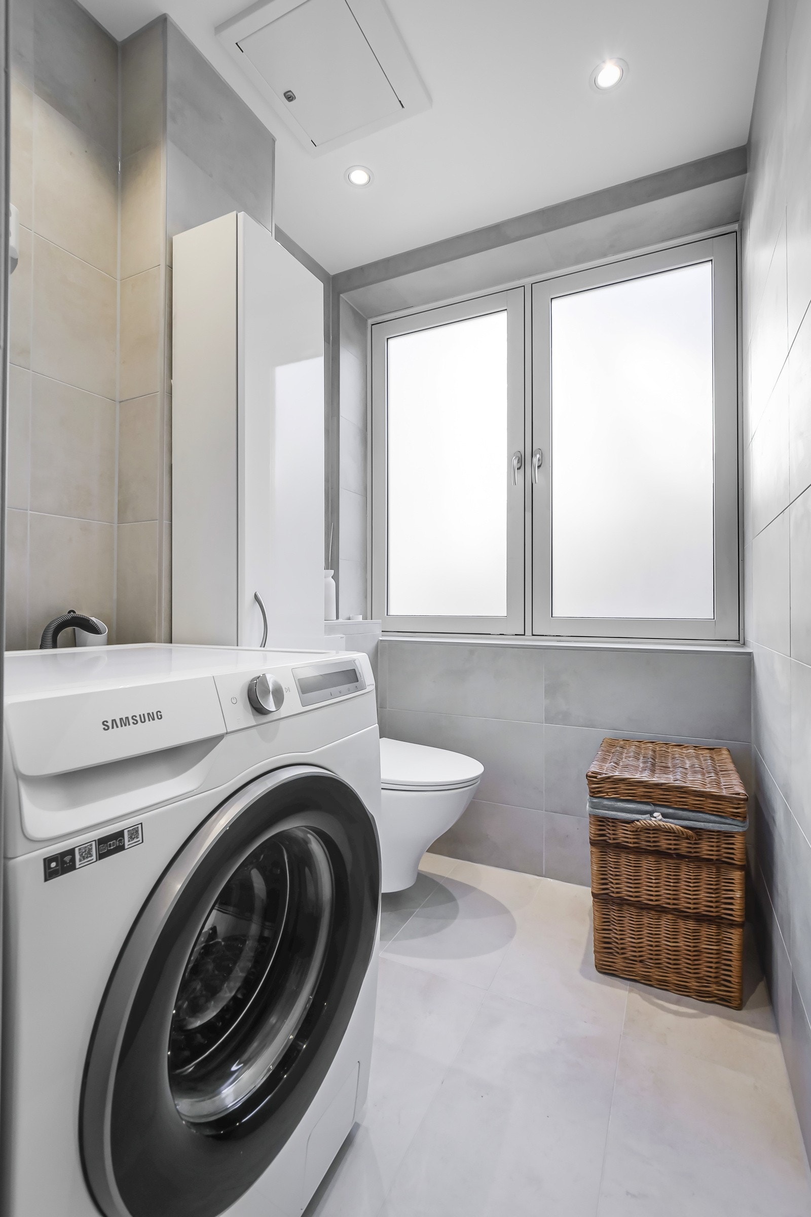 Fine materialvalg med store, delikate fliser på gulv og vegger. Vindu som gir masse naturlig lys i tillegg til ekstra gode luftemuligheter på badet. Plass og opplegg til både vaskemaskin og tørketrommel. Galleribilde