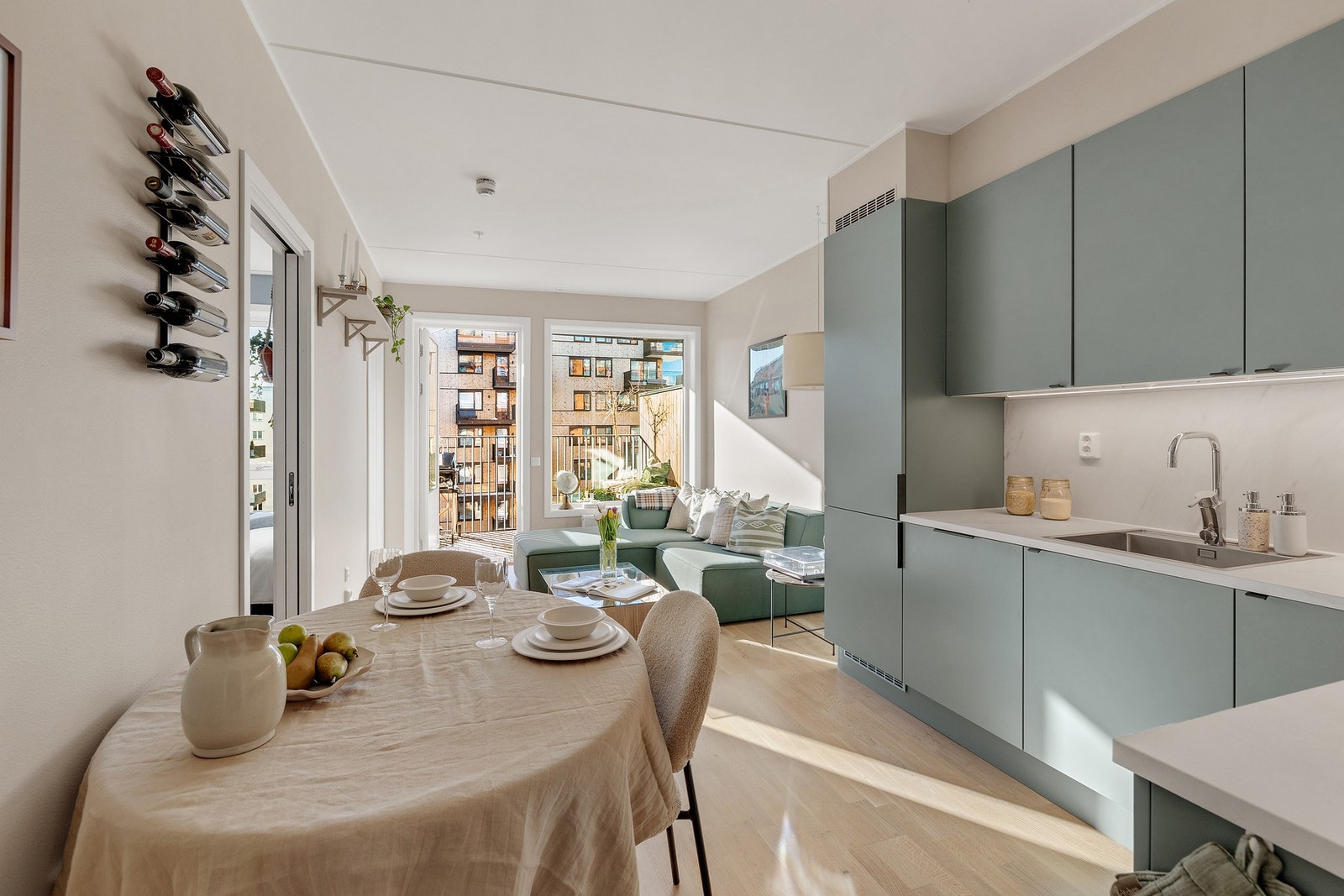 Kjøkken i åpen løsning med god plass til spisebord Galleribilde