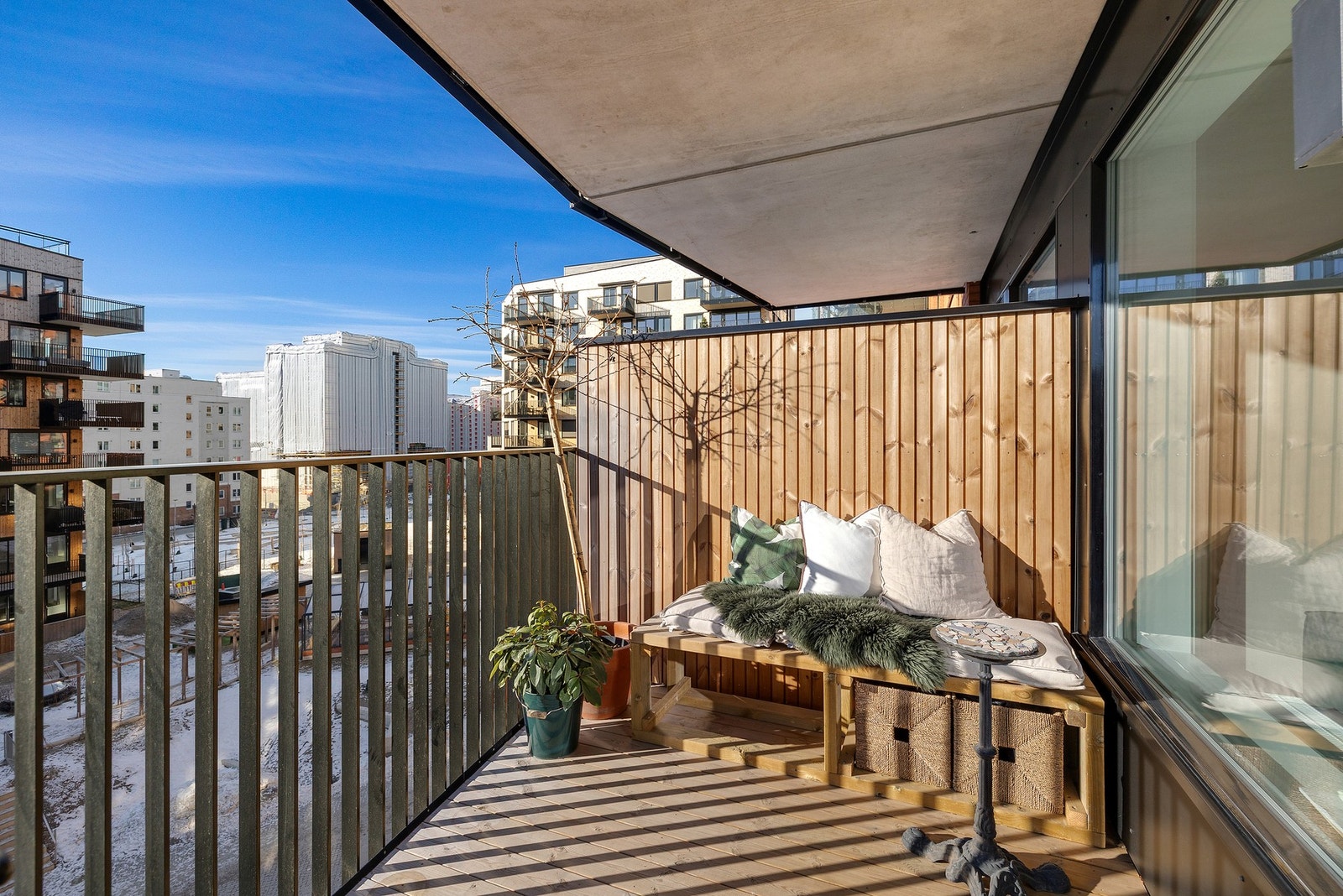 Balkongen ligger svært usjenert til med lite innsyn Galleribilde