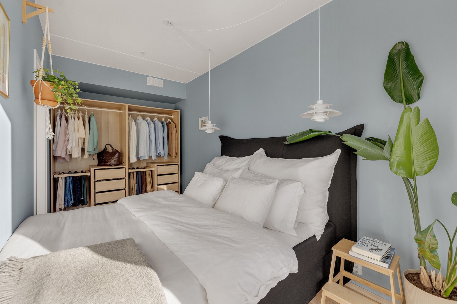 Rommet er malt i lyse farger som gir en lun stemning Galleribilde