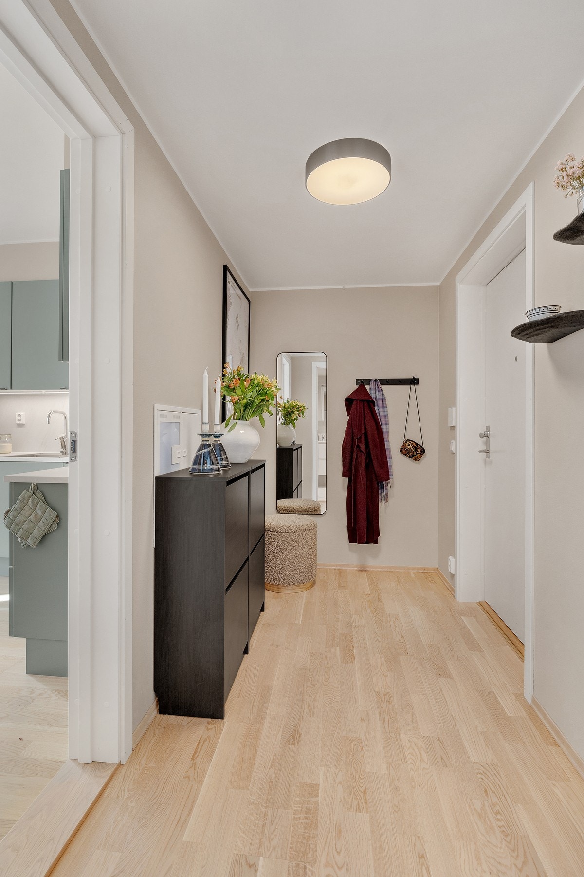 Innbydende entré med plass til oppbevaring Galleribilde