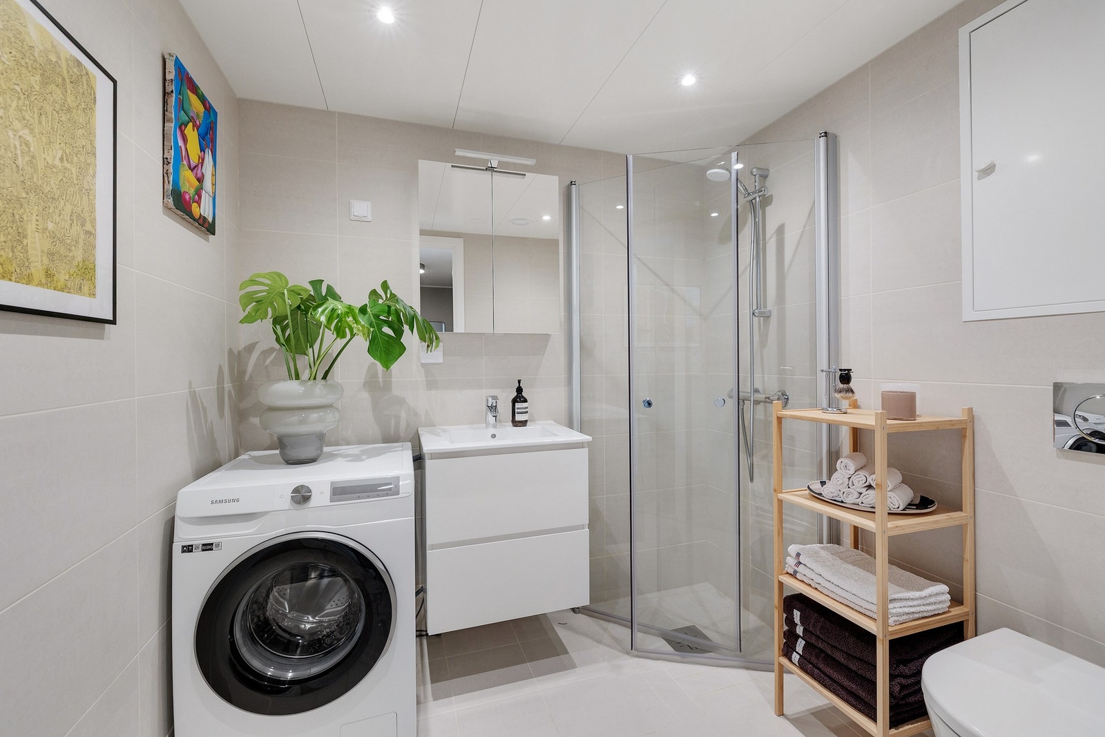 Svært delikat flislagt baderom av god størrelse Galleribilde