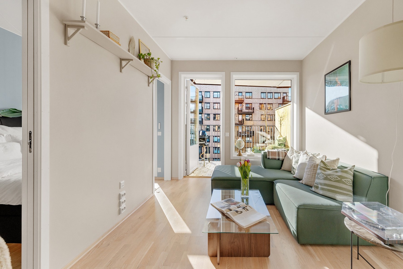 Leiligheten er malt i lyse og delikate farger Galleribilde