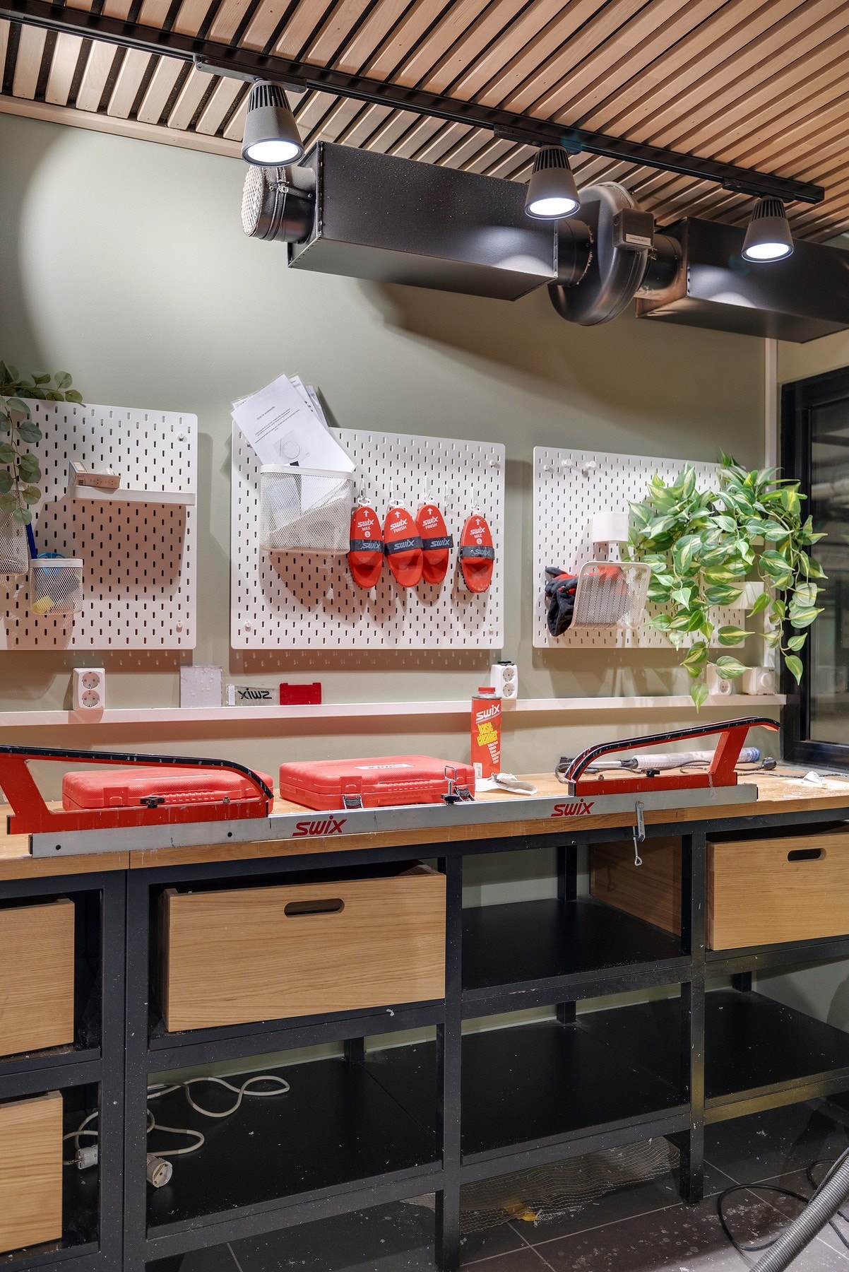 Her kan man også gjøre seg klar for søndagsturen i skisporet Galleribilde