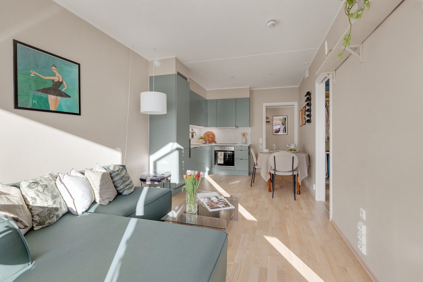 Her er det plass til stor sofa med tilhørende møblement Galleribilde