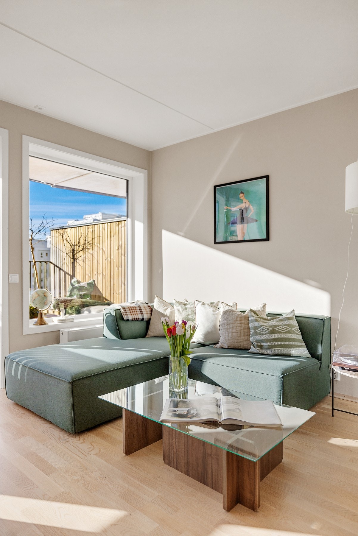 Store vindusflater sipper inn rikelig med naturlig sollys Galleribilde