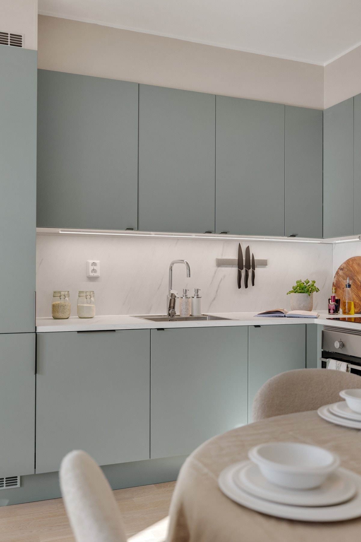 Integrerte hvitevarer som kjøleskap/frys, komfyr m/ platetopp og oppvaskmaskin medfølger Galleribilde