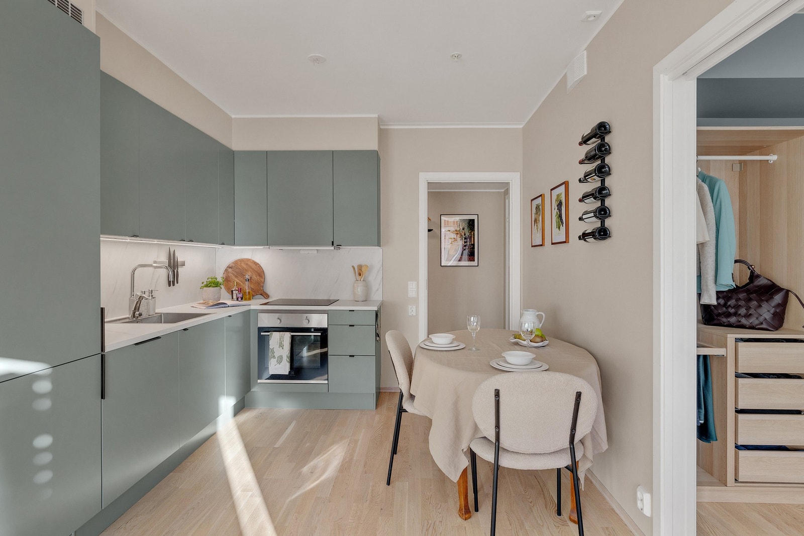 Lekkert kjøkken med mye skap- og benkeplass Galleribilde