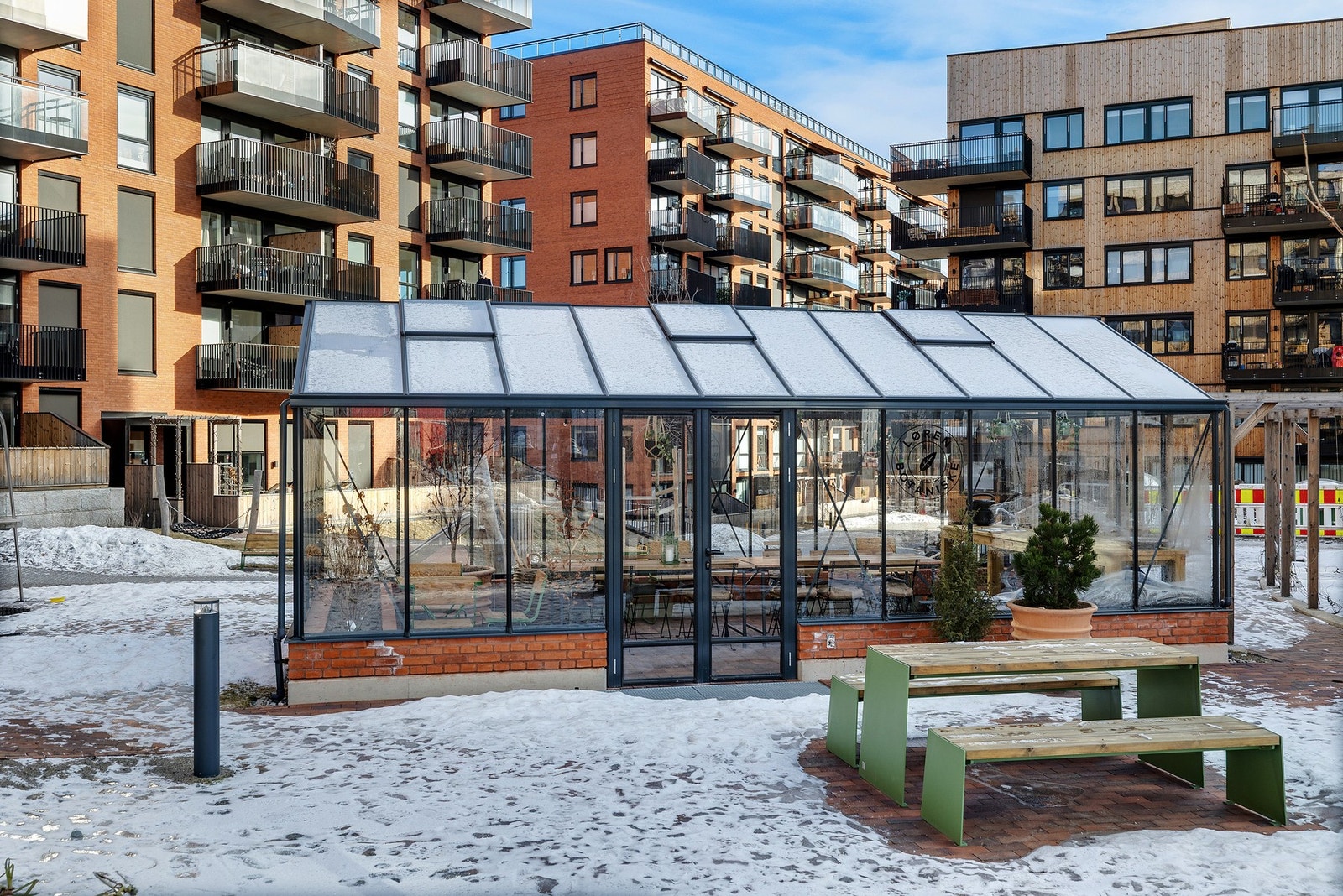 I bakgården ligger Drivhuset som kan benyttes til sosiale sammenkomster Galleribilde