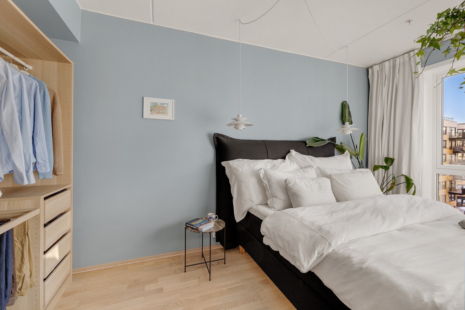 Soverommet er av god størrelse med god plass til dobbeltseng Galleribilde