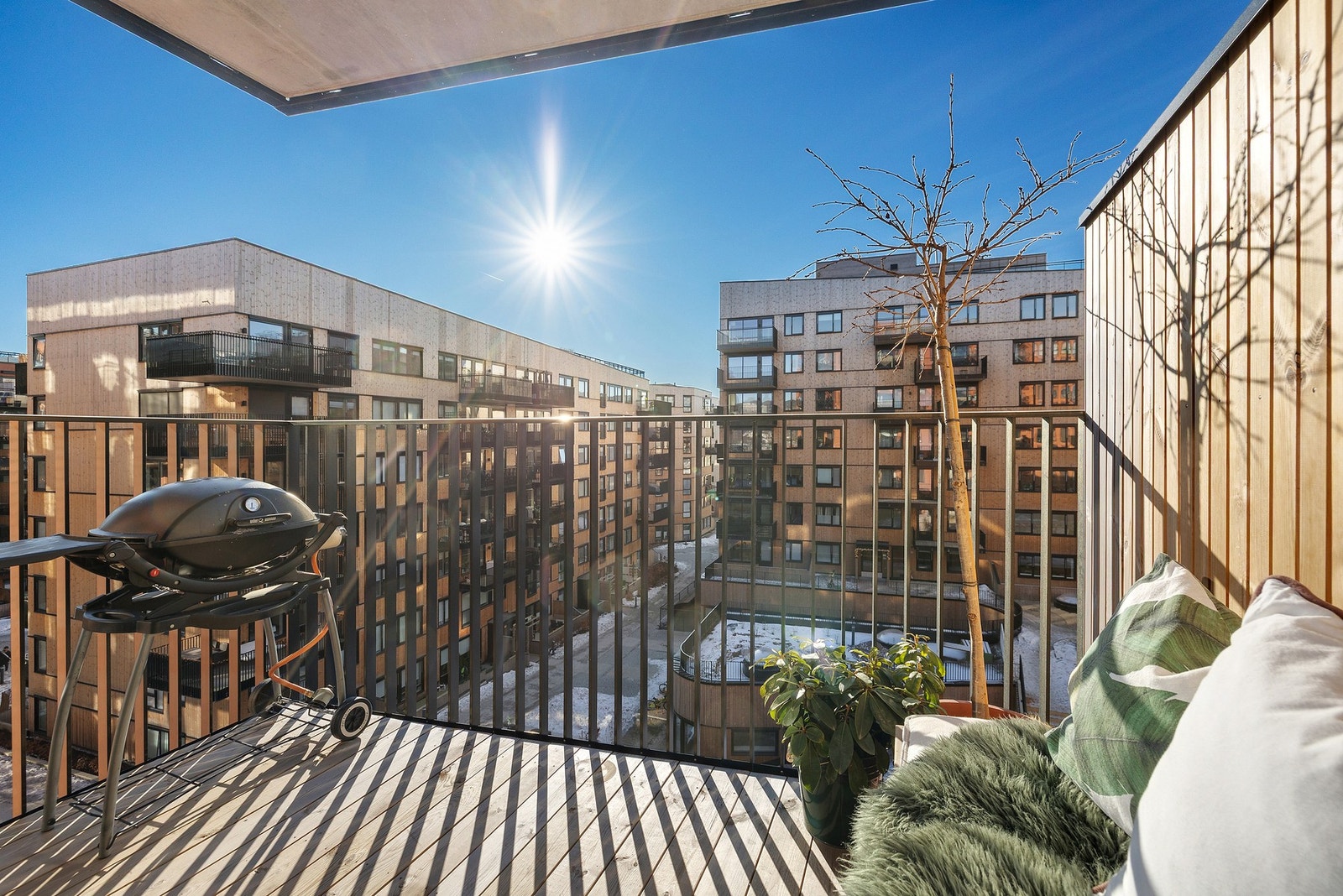 Balkongen ligger sør-vestvendt og byr på nydelig solforhold Galleribilde