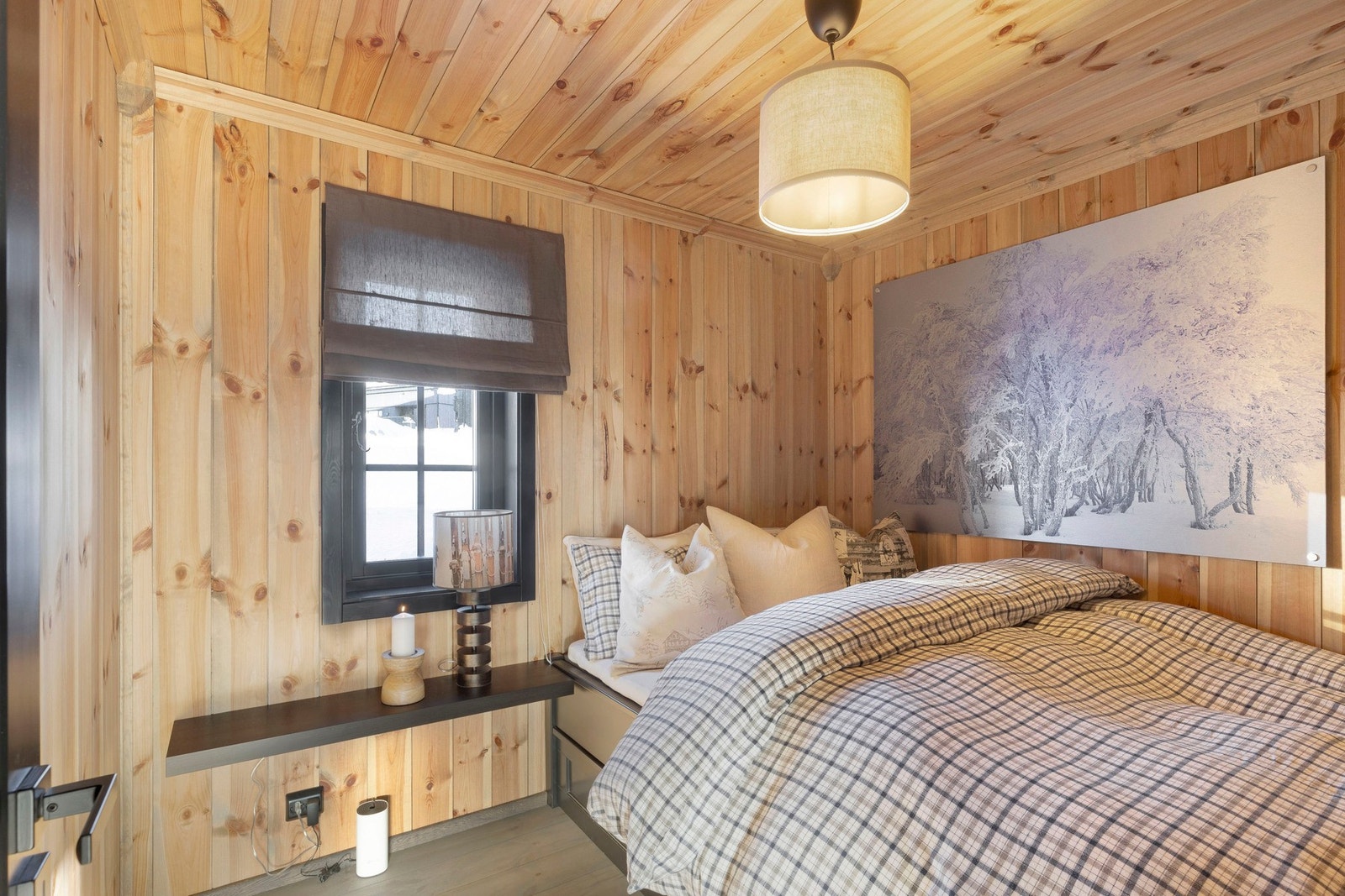 Hytta har 4 lune soverom. Her er soverom I, innredet med dobbeltseng. Galleribilde