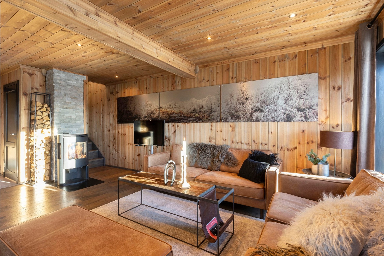 Flott peisovn med steinbelagt mur for ekstra hygge og varme. ... på gulv og ... på vegg. ... med downlights i himling Galleribilde