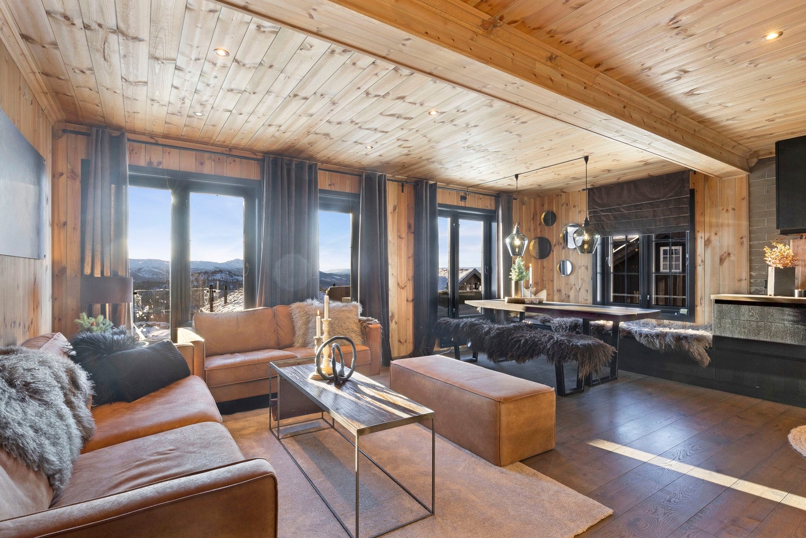 Innbydende stue og kjøkken i åpen løsning Galleribilde