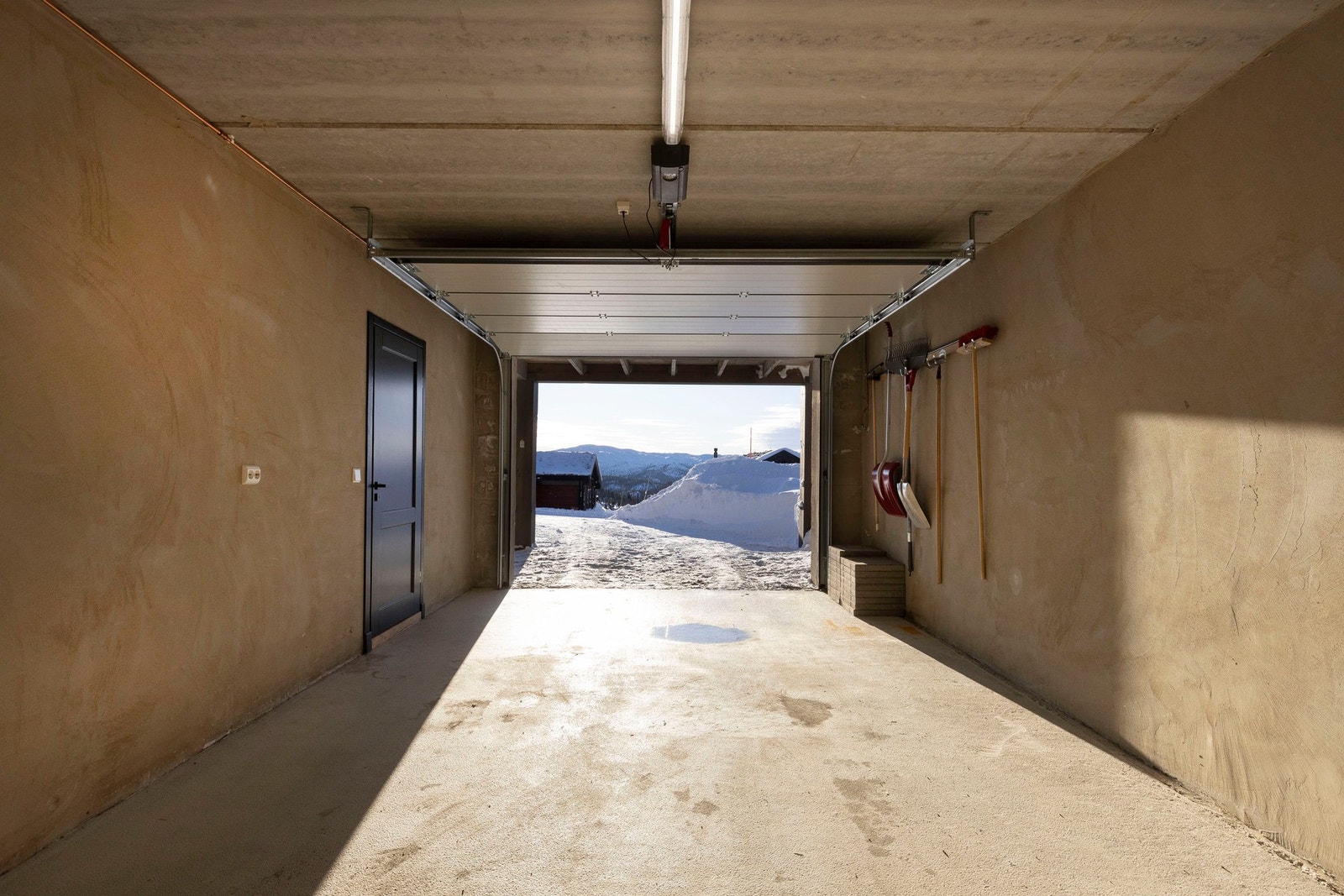 Garasje i underetasjen. Praktisk innvendig adkomst til hytta. Galleribilde