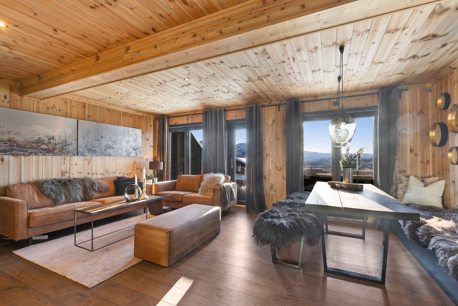 God plass til møblering av sofagruppe og spisegruppe. Store vindusflater slipper lyset og utsikten inn i rommet. Galleribilde