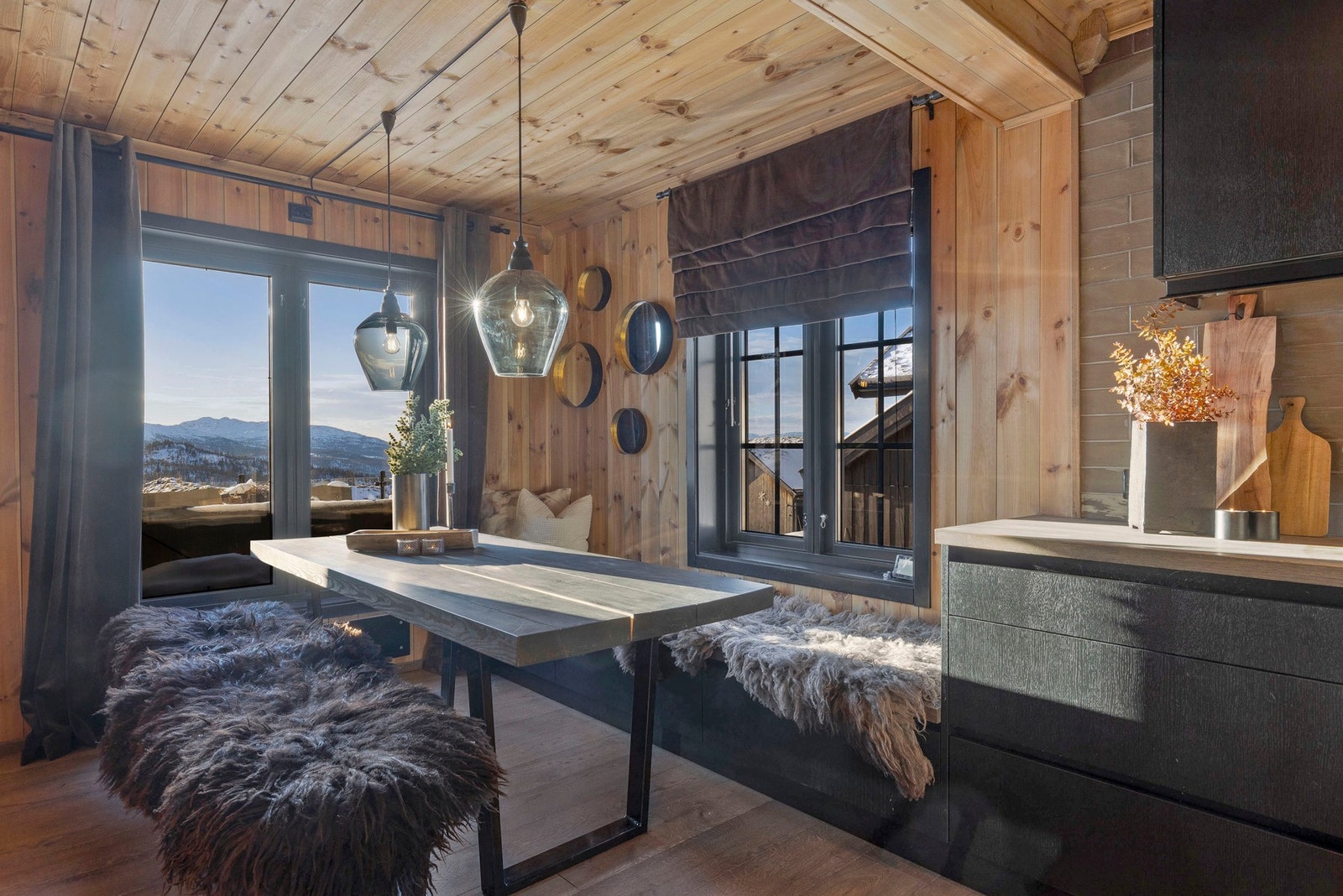 Fra spisebordet kan man nyte den flotte utsikten Galleribilde