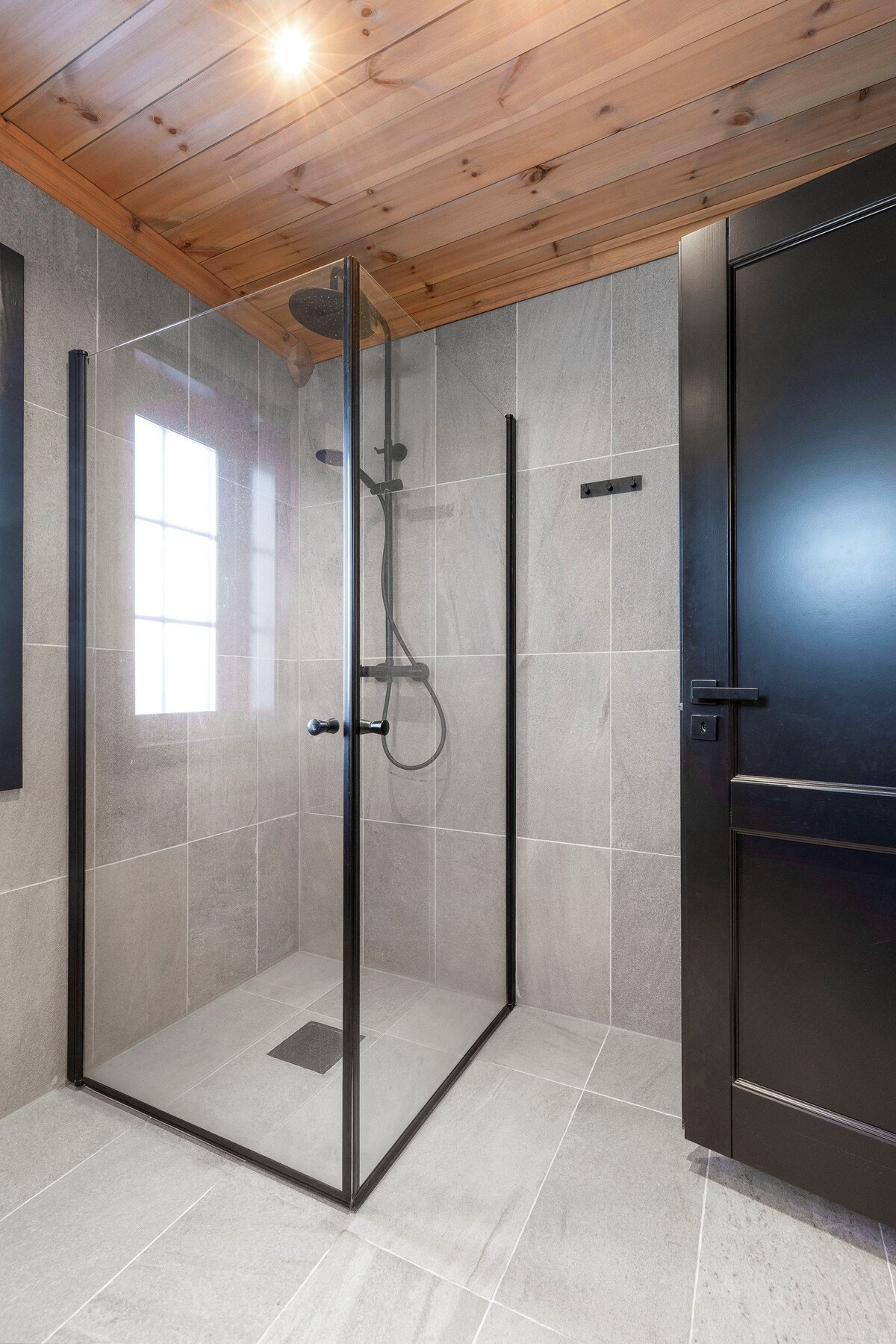 Baderom I - Dusjnisje med glassvegger og regnfall-armatur Galleribilde