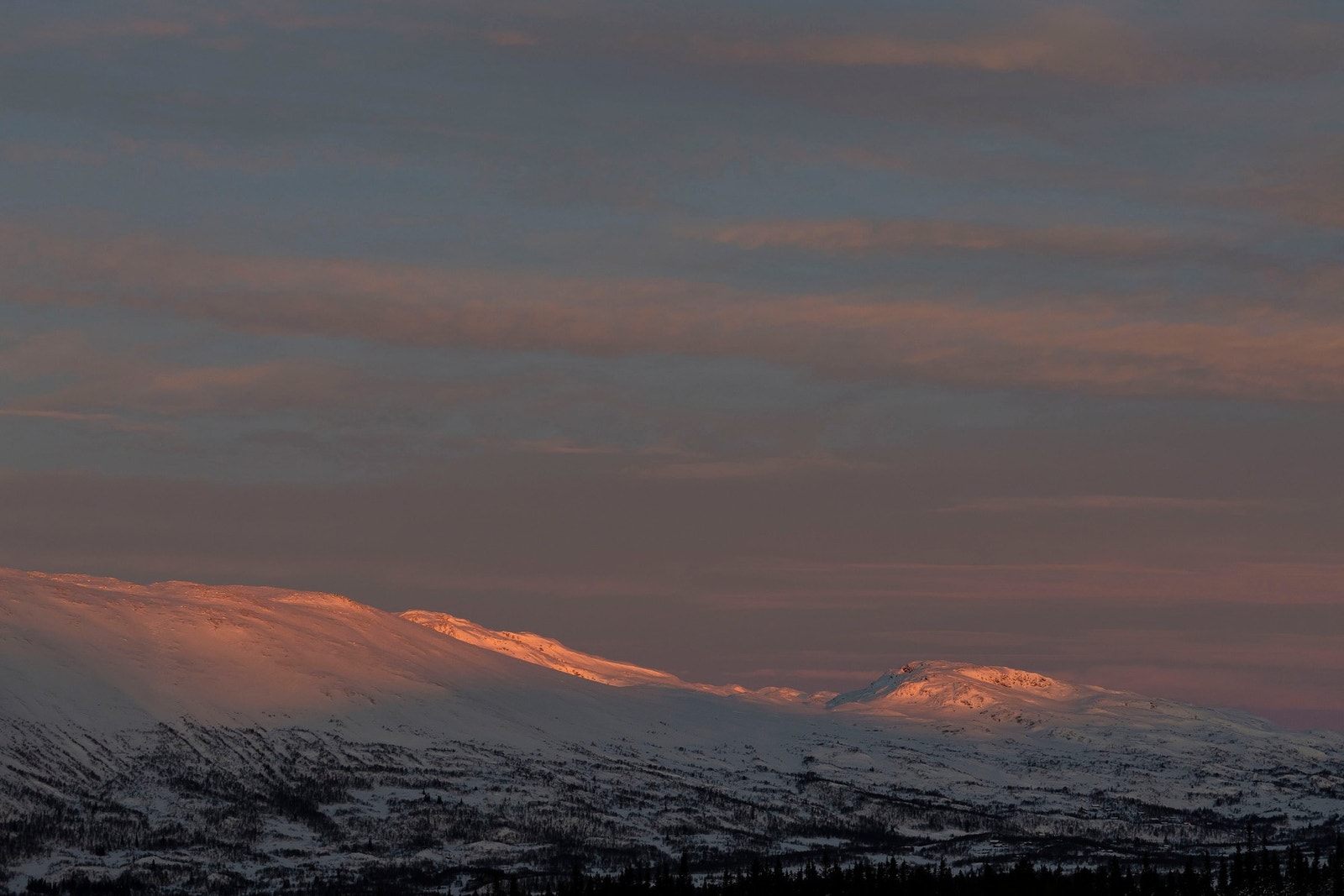 Nydelig solnedgang over fjellene på vinterstid Galleribilde