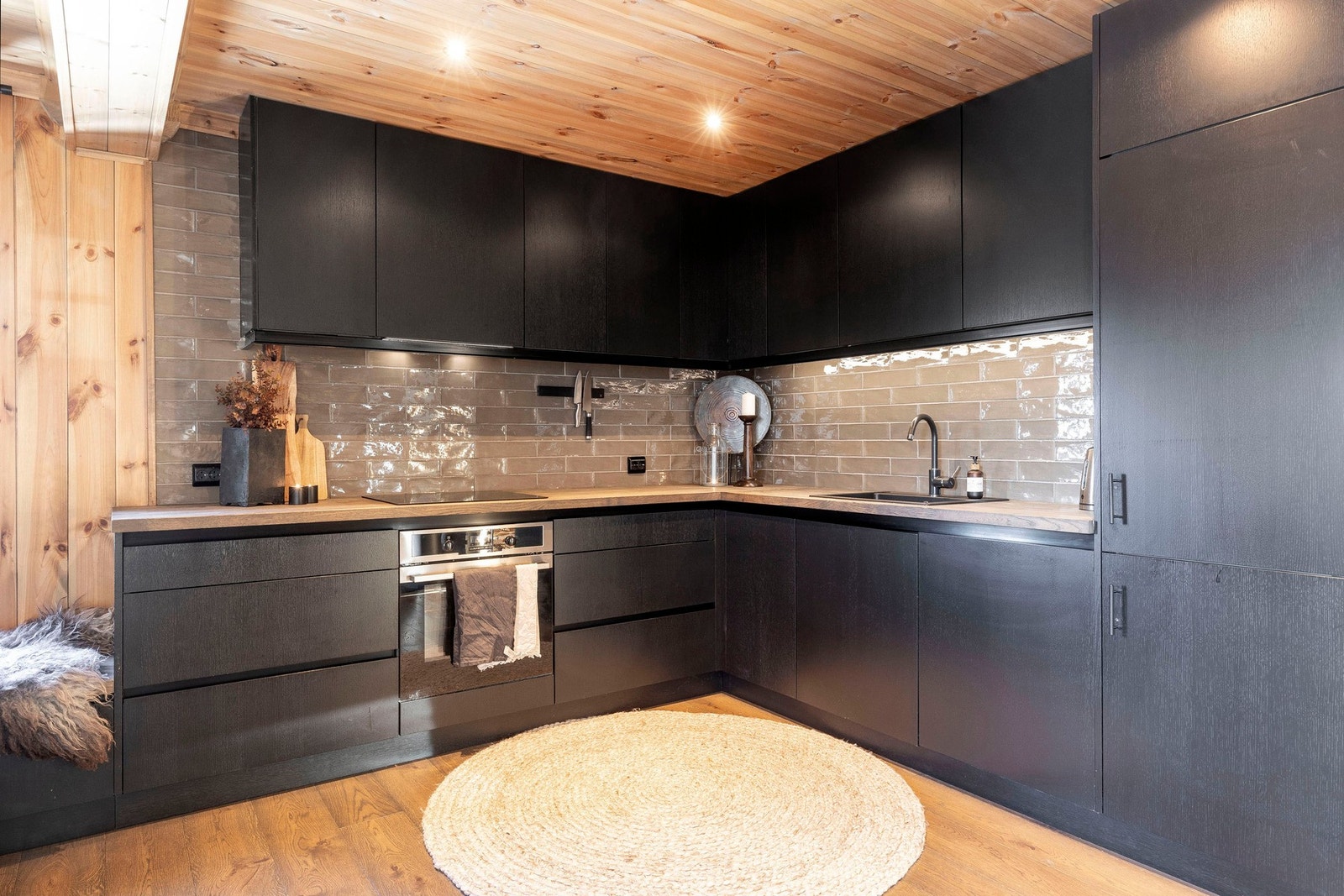 Kjøkkeninnredningen har godt med oppbevaringsplass i skuffer og skap. Integrerte hvitevarer som komfyr, platetopp, oppvaskmaskin, og kjøl/frys. Galleribilde