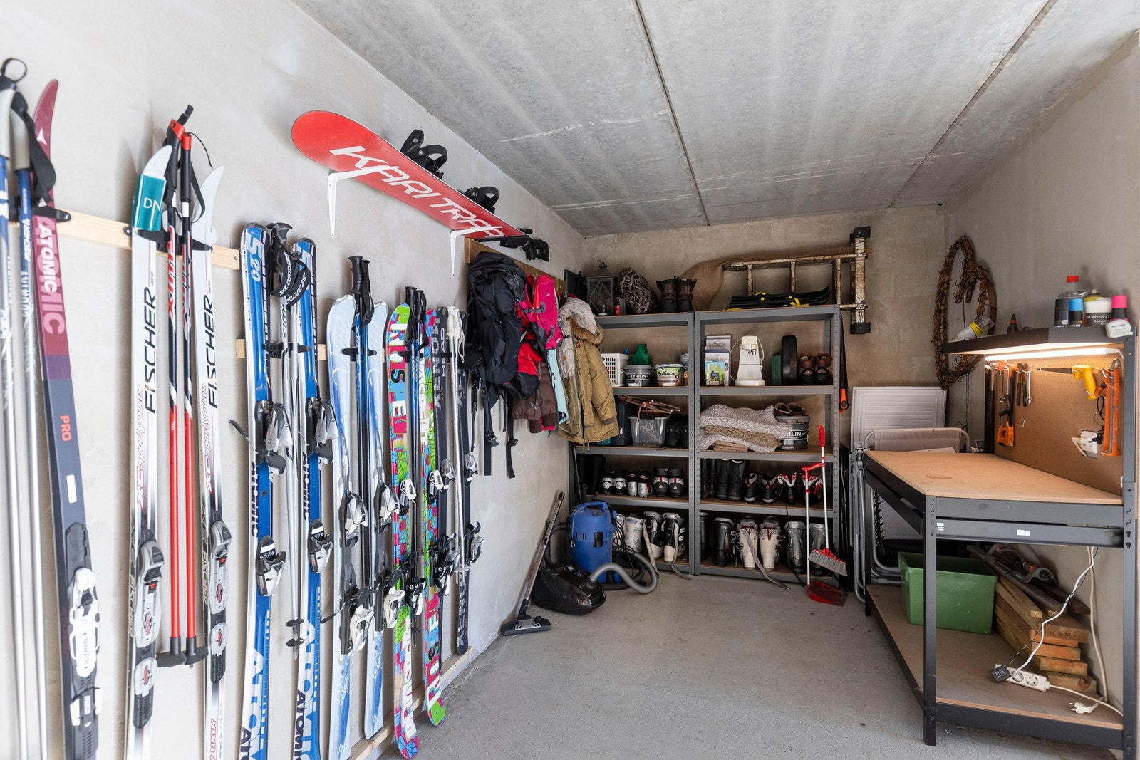 Sportsavdelingen/skistall i garasje Galleribilde