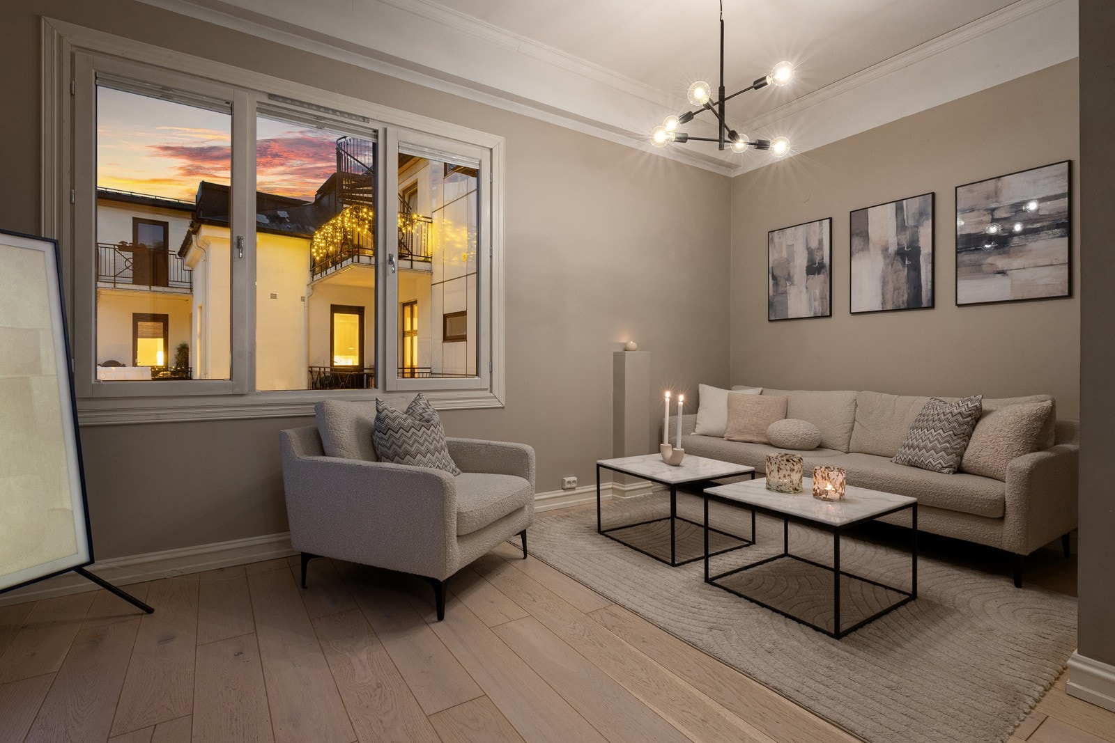 En lys, luftig og meget tiltalende 2-roms leilighet med romslig balkong og heis Galleribilde