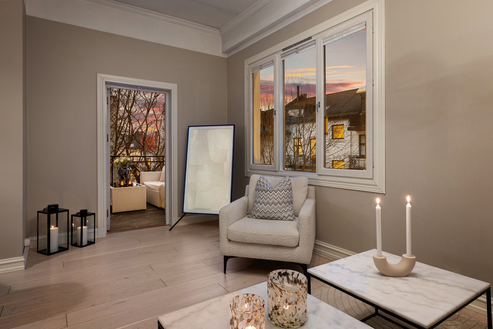 Stuen er et lyst og sosialt allrom med store vinduer som gir godt lysinnslipp Galleribilde