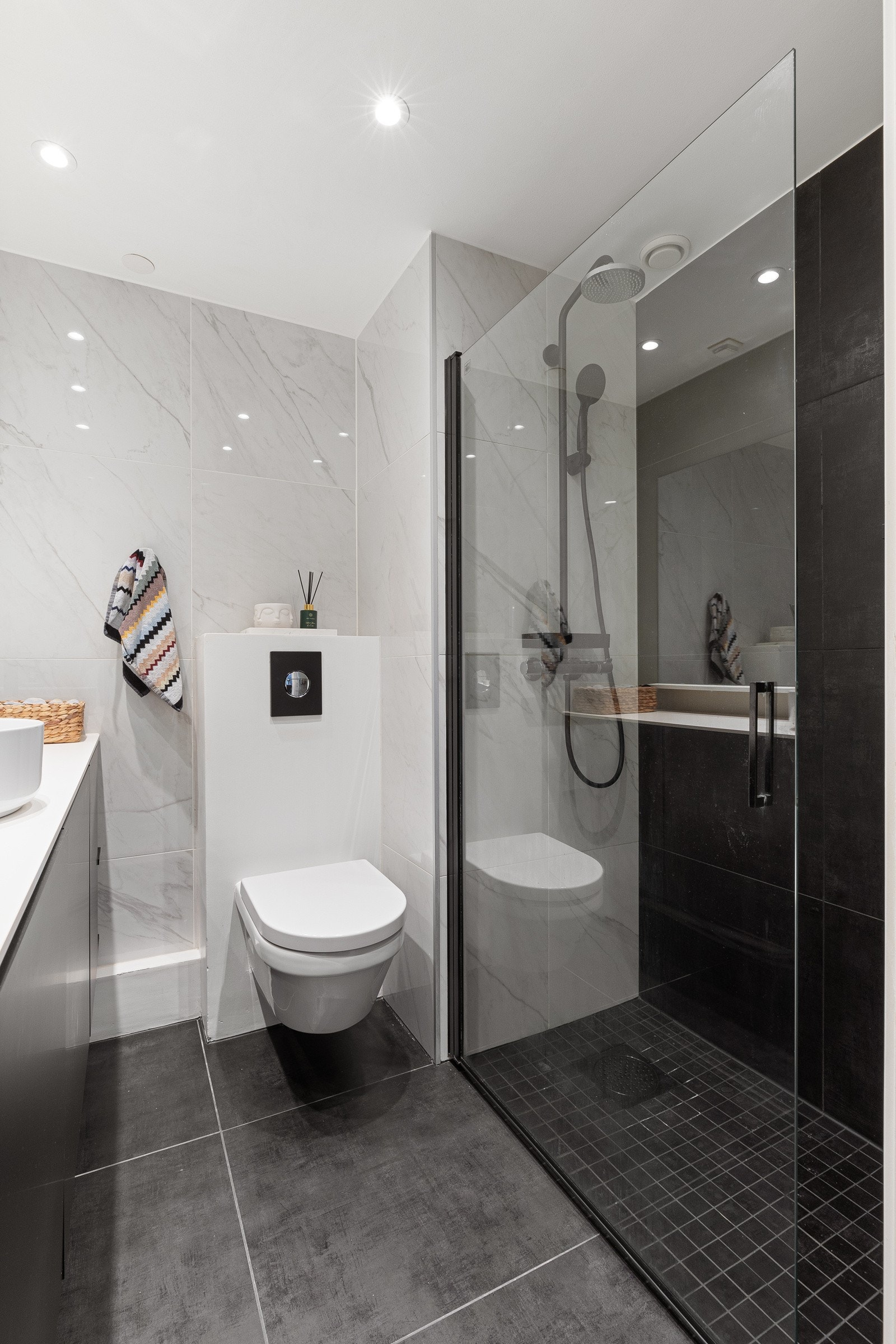 Store, moderne fliser på vegger og gulv, og gulvet har varmekabler Galleribilde