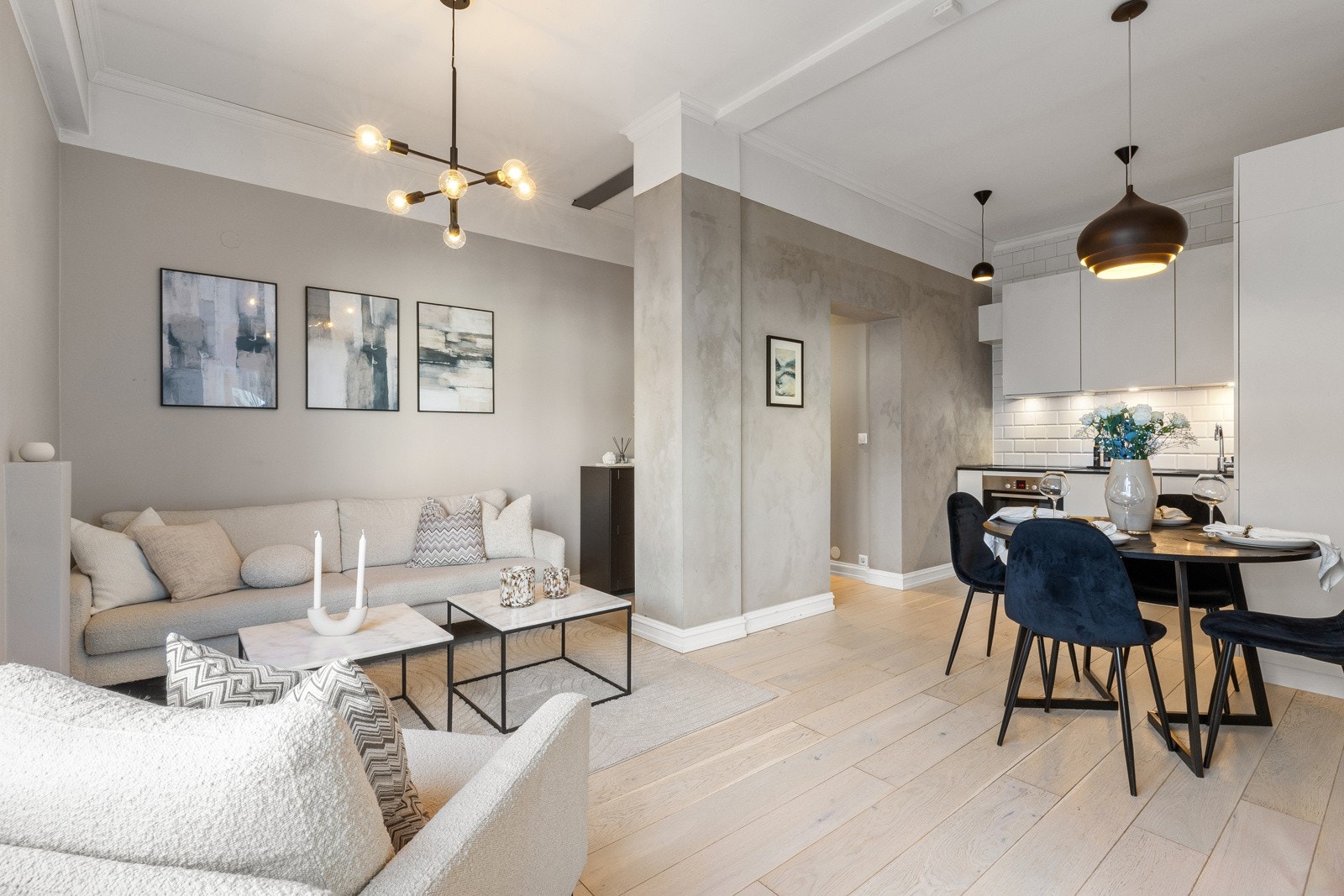 Spisegruppen kan plasseres i den tilliggende kjøkkensonen, som naturlig deler sonene Galleribilde