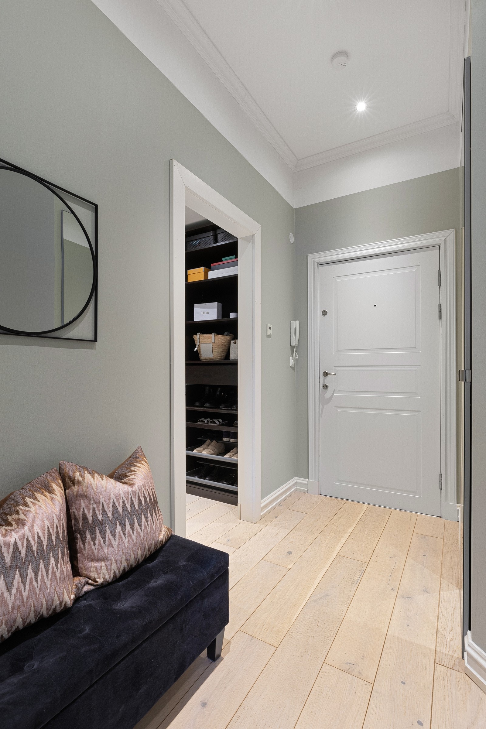 Port-telefon/digital ringeklokke, og heis til etasjen. Til høyre er det et speil, som skjuler et ekstra garderobeskap Galleribilde