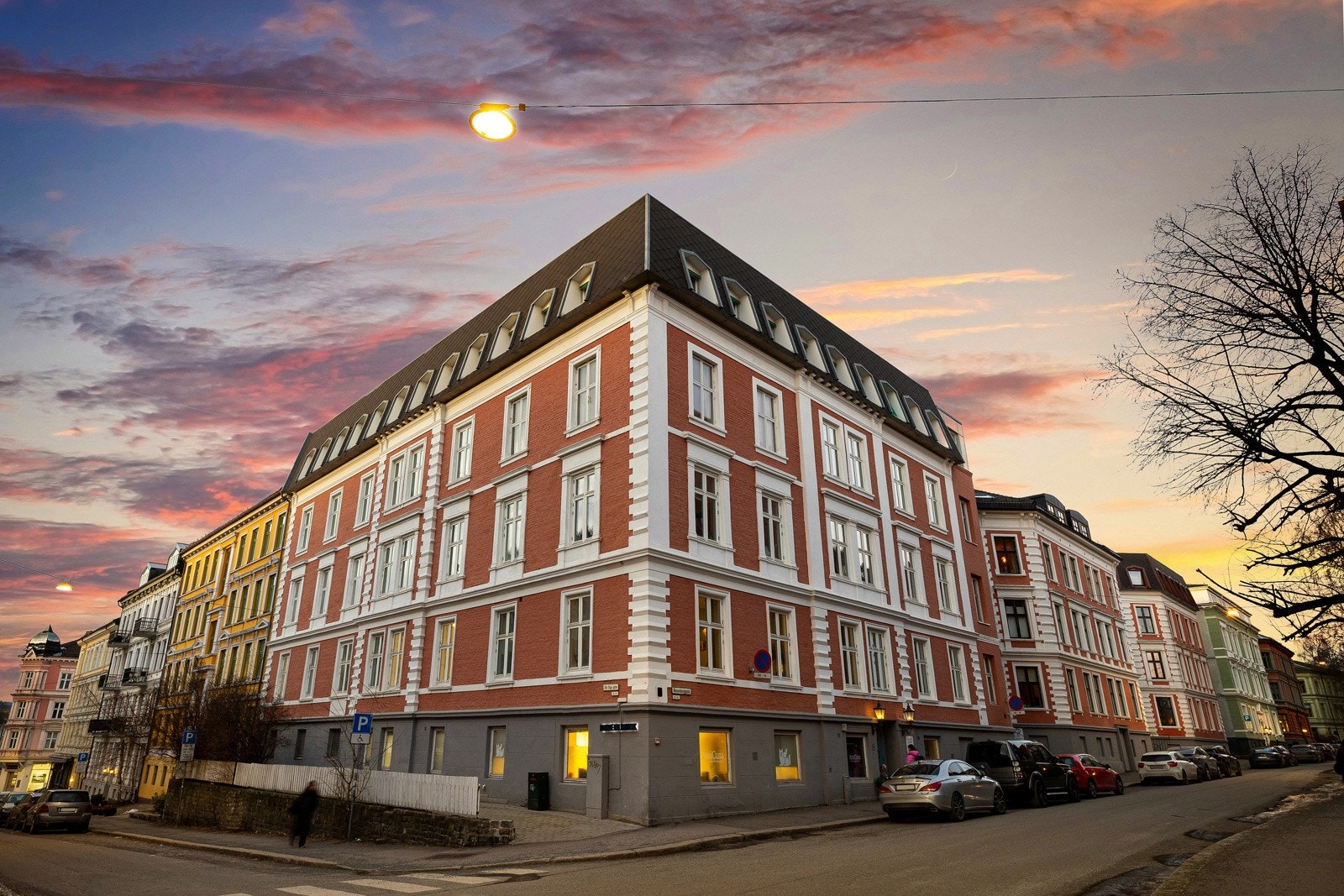 Leiligheten ligger i en av de beste gatene på Majorstuen, og har gangavstand til noen av hovedstadens mest attraktive fasiliteter og servicetilbud Galleribilde