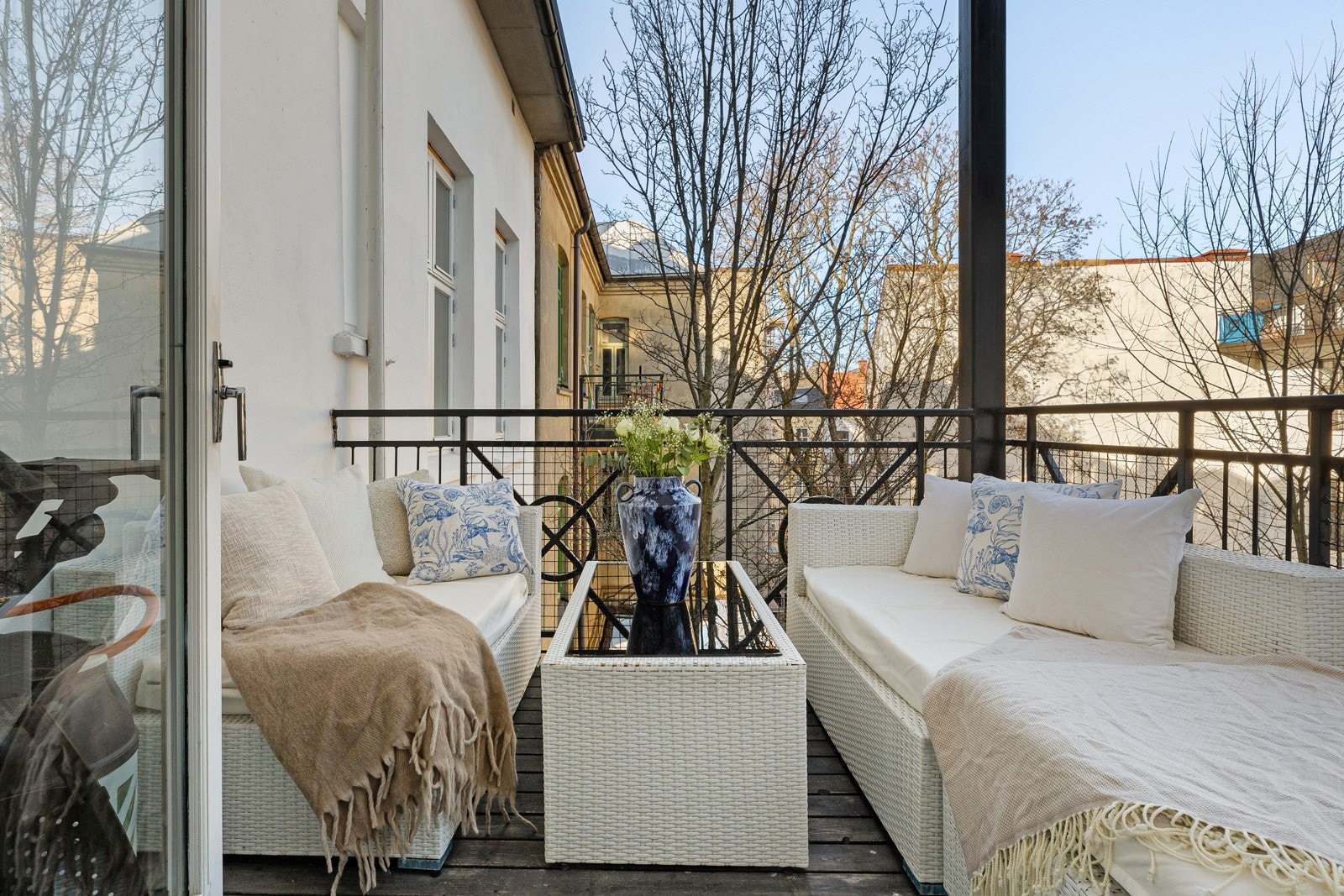 Balkongen fungerer som en forlengelse av stuen på sommeren måler ca. 7 kvm, og har god plass til møbler og grill Galleribilde