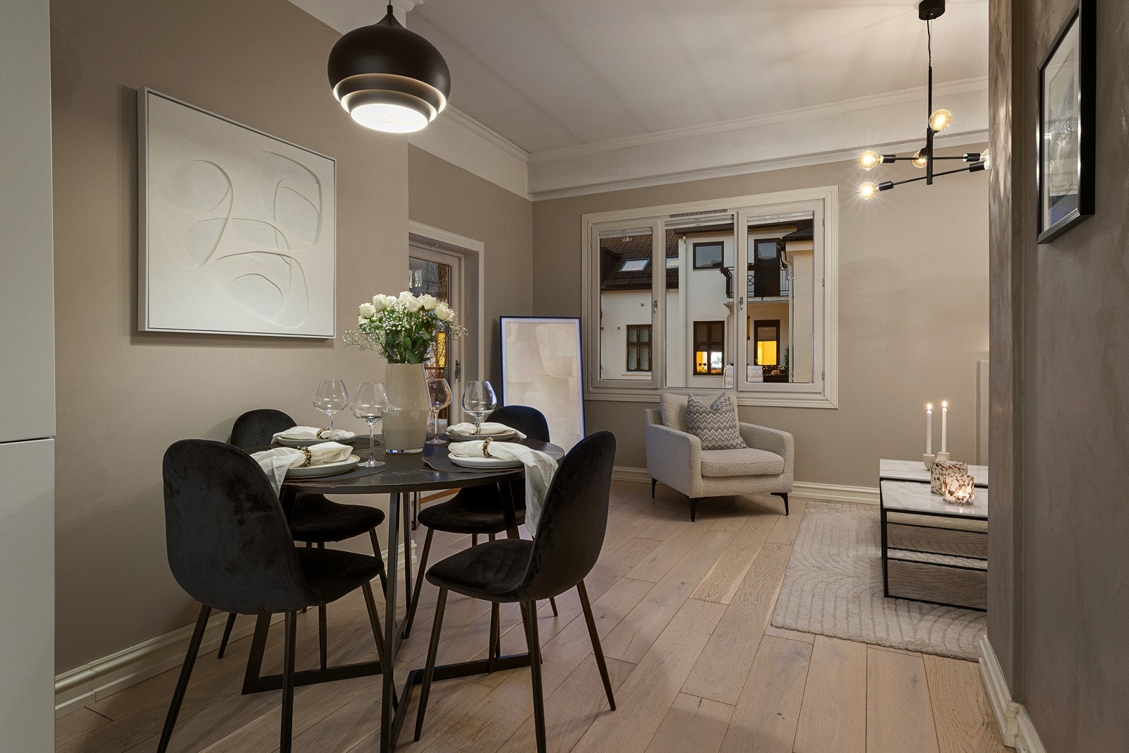 Rommet ble malt i 2024 i en moderne og smakfull farge, og på gulvet ligger det 1-stavs parkett fra 2017 Galleribilde