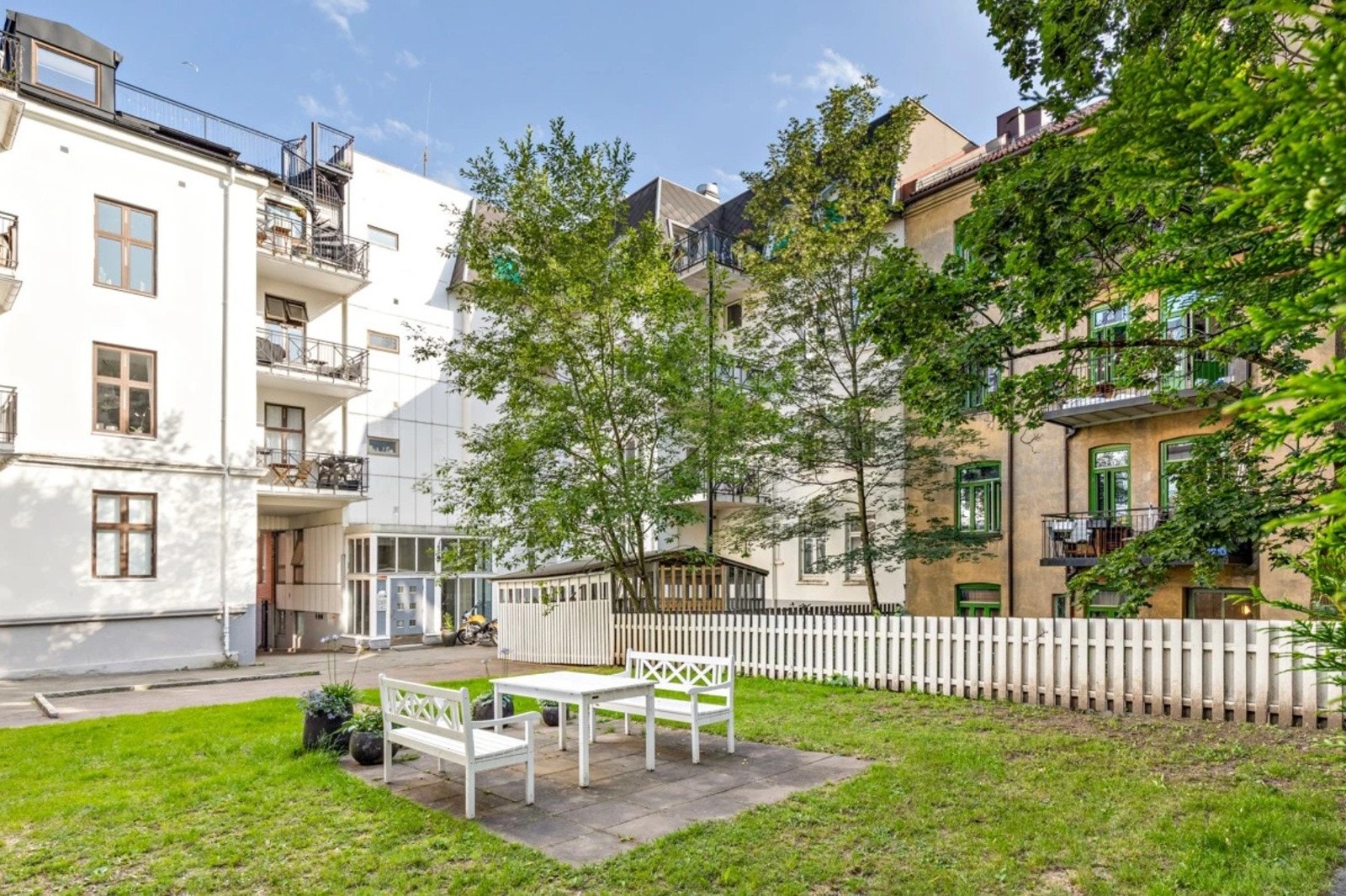 Frodig og grønn bakgård. En hyggelig og sosial plass beboere kan benytte seg av Galleribilde