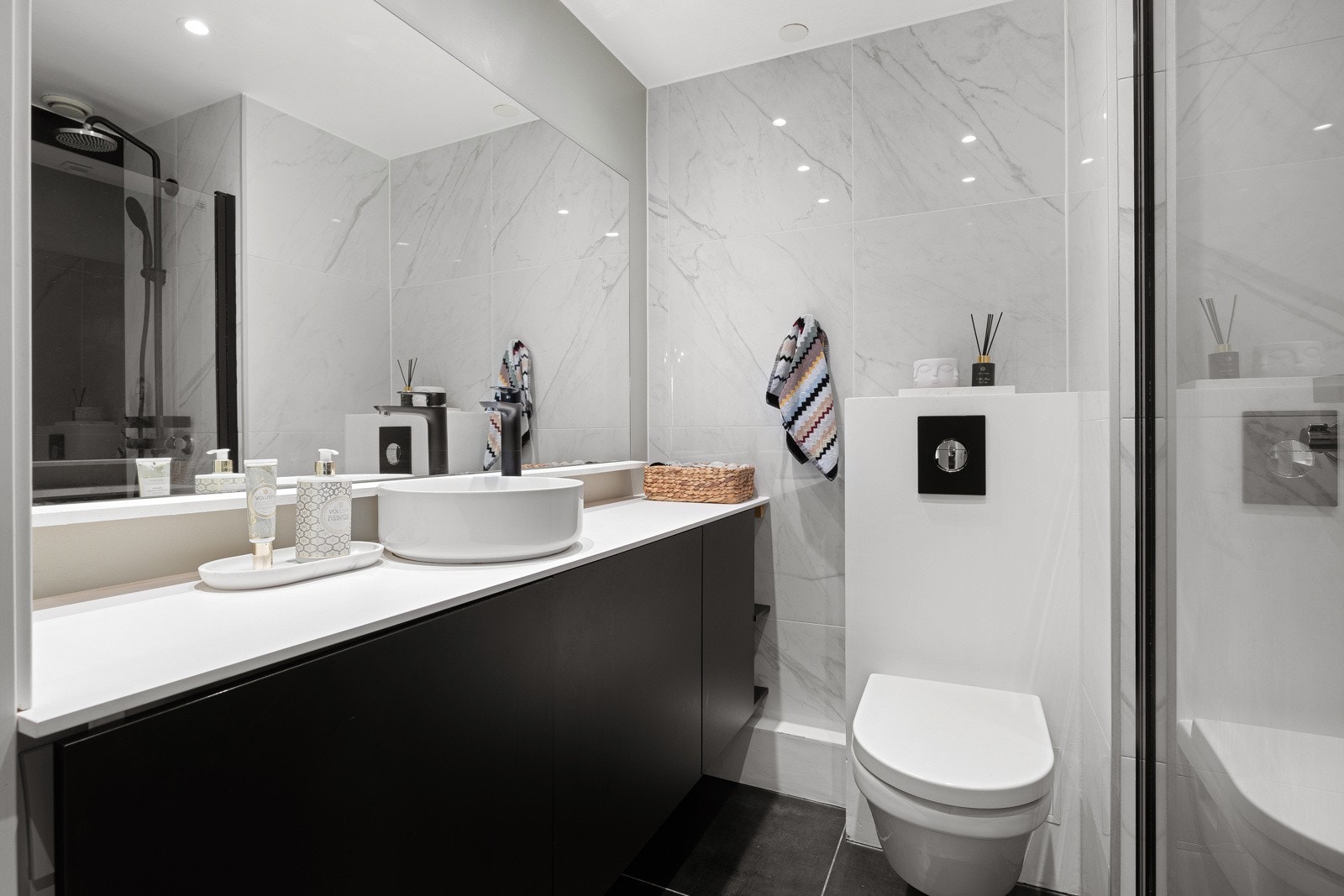 Delikat og flott bad som ble oppgradert i 2018 med flis-på-flis og ny innredning Galleribilde