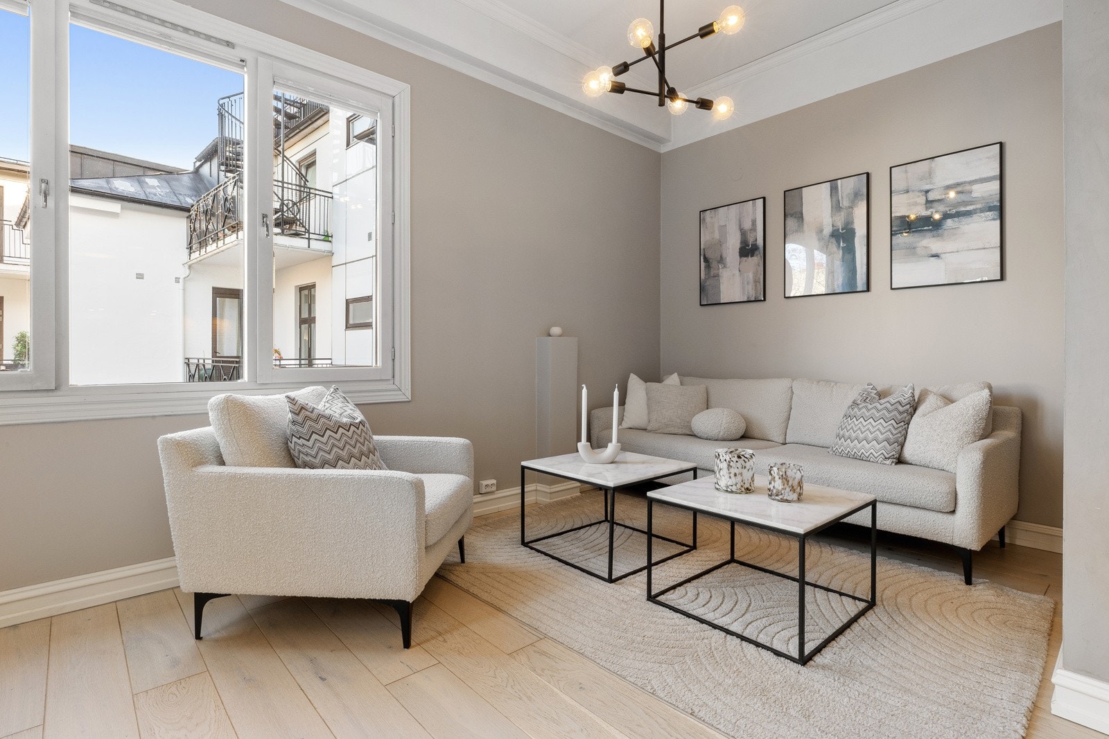 Her er det gode møbleringsmuligheter med plass til både sofagruppe og øvrig møblement Galleribilde