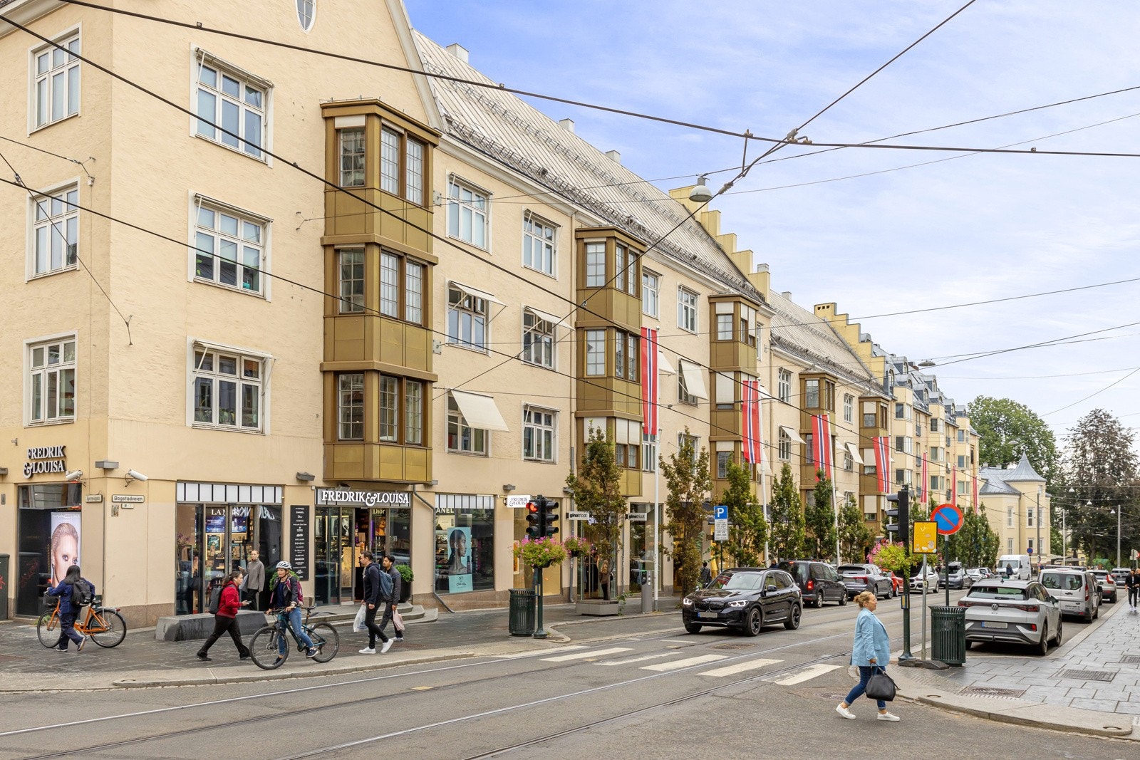 Bogstadveien ligger like ved og byr på et bredt utvalg av kafeer, konditorier, restauranter og butikker Galleribilde